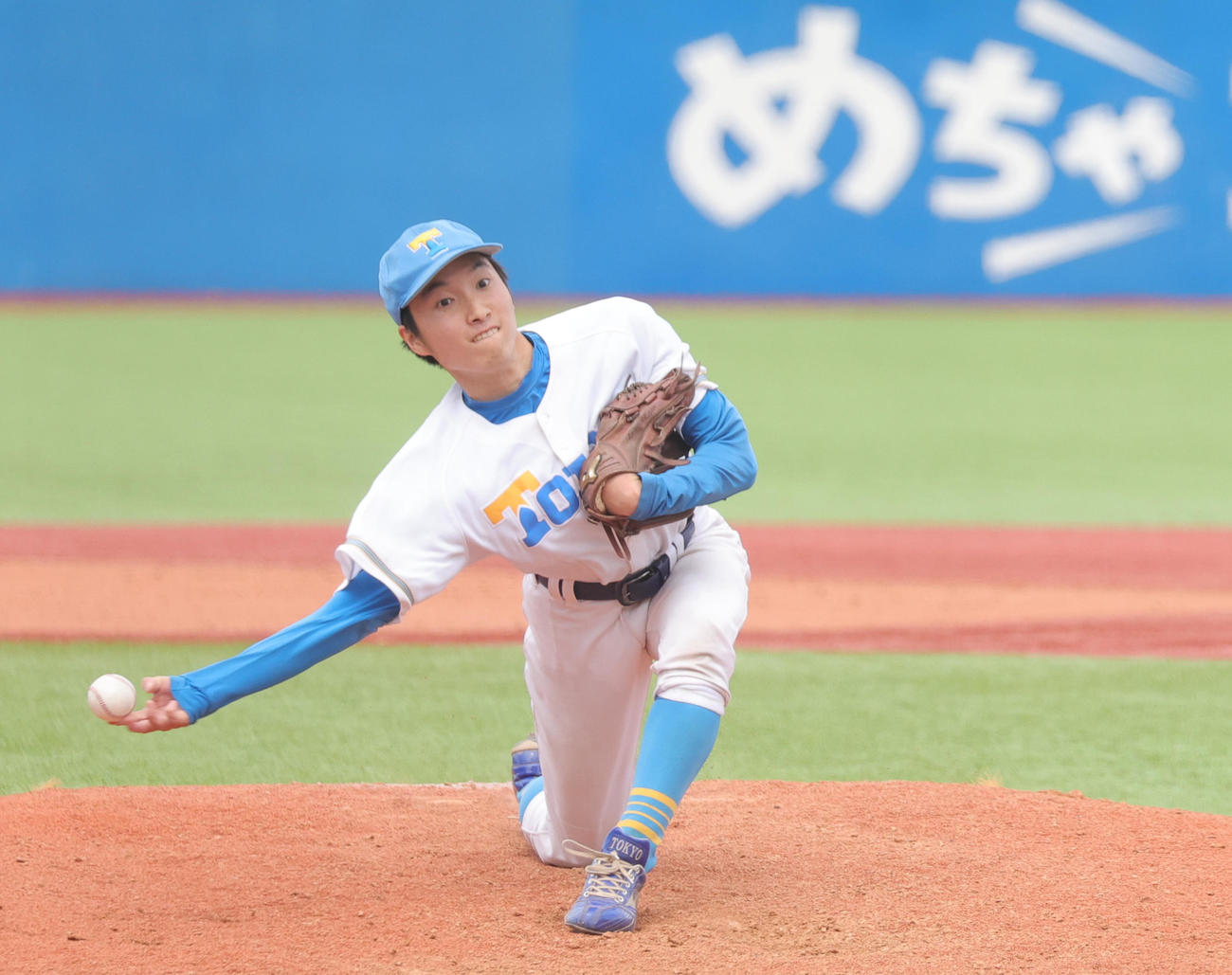 慶大対東大　力投する東大・渡辺（撮影・野上伸悟）