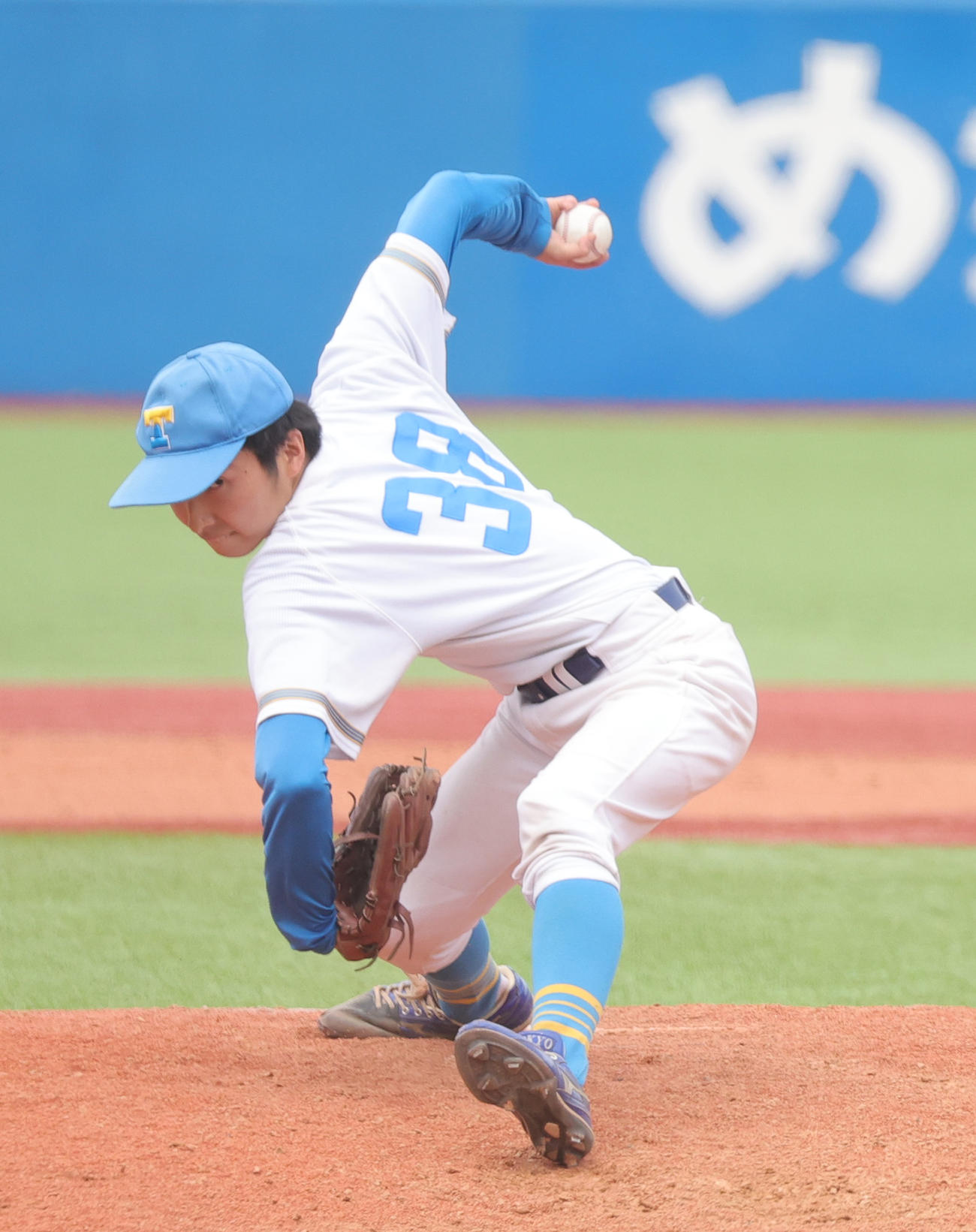 慶大対東大　力投する東大・渡辺（撮影・野上伸悟）