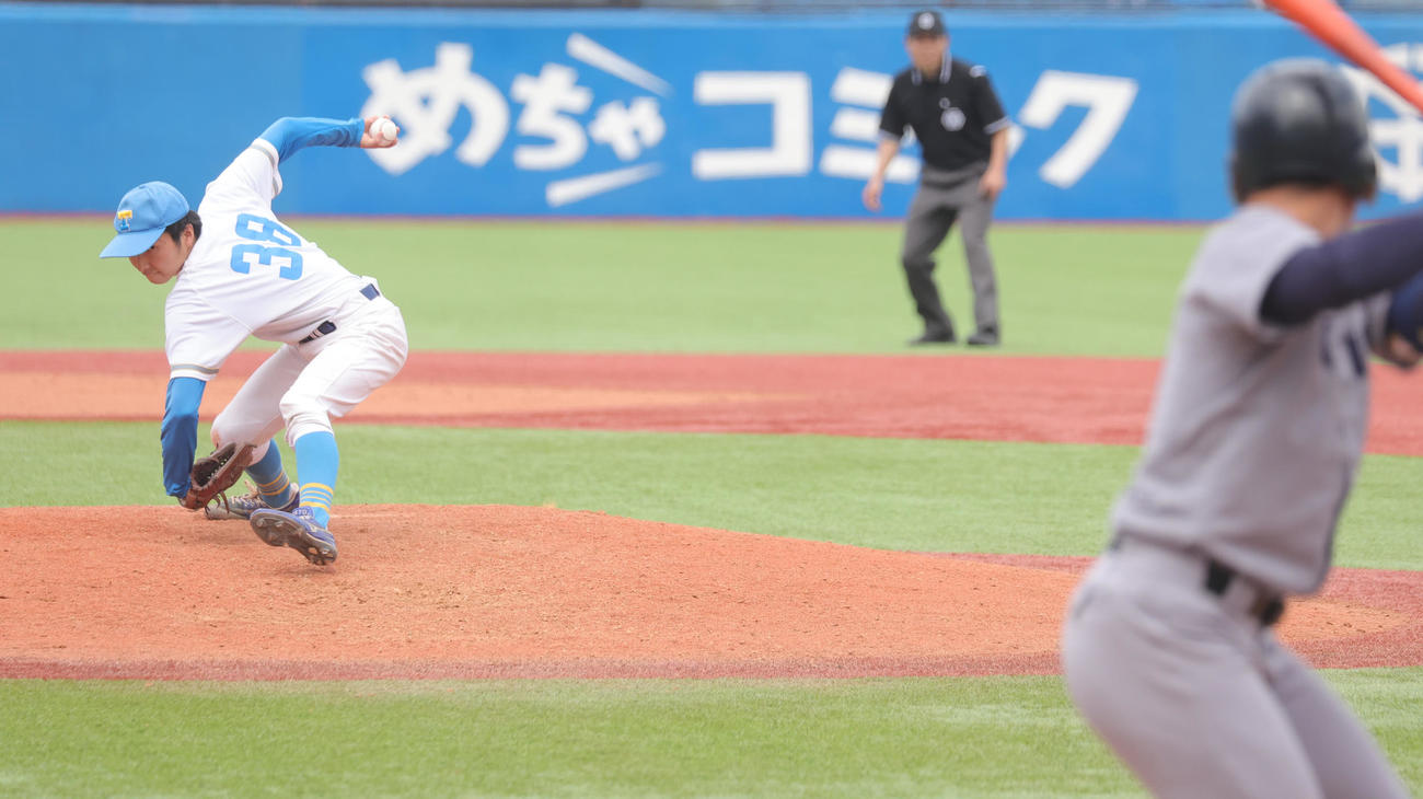 慶大対東大　力投する東大・渡辺（撮影・野上伸悟）