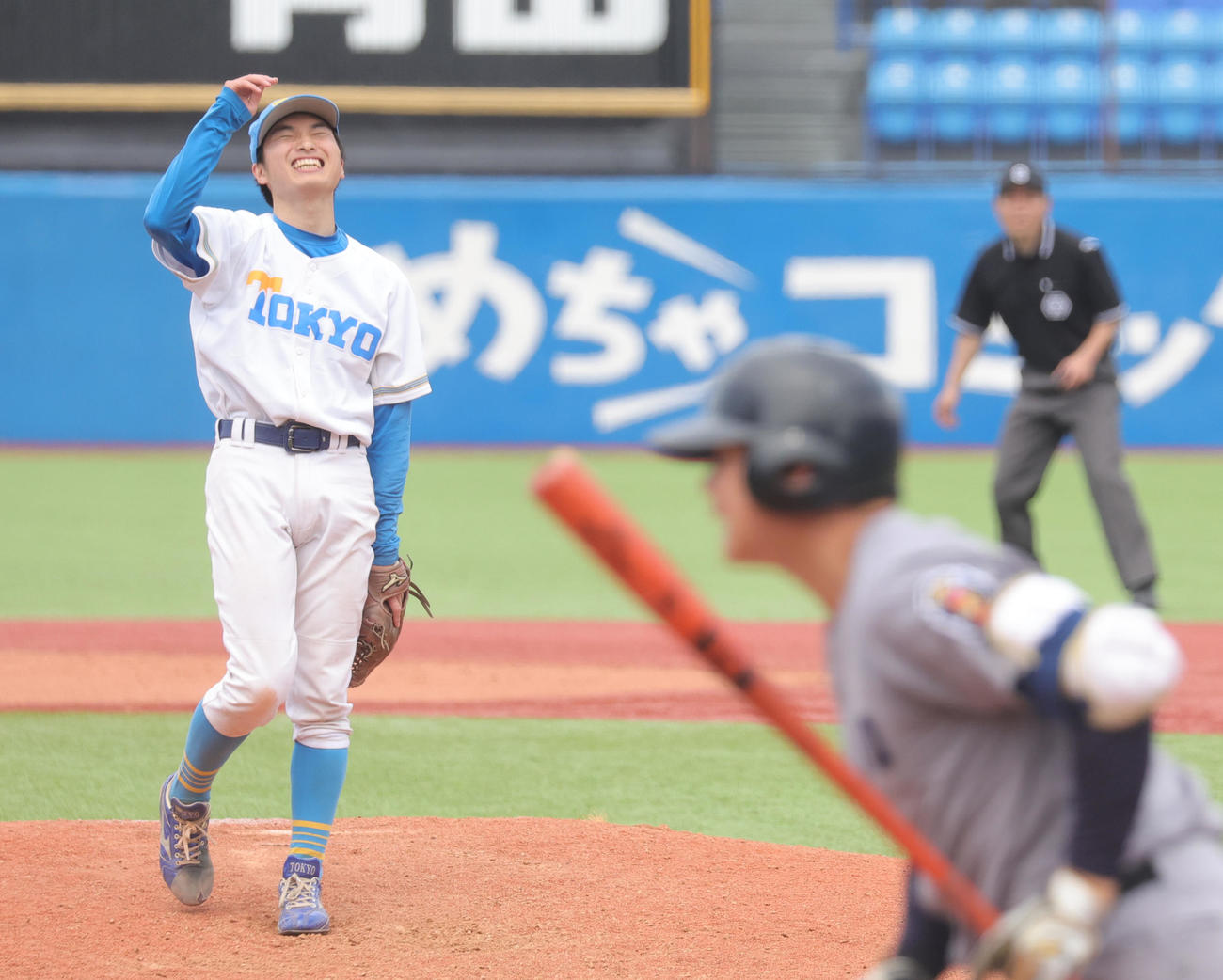 慶大対東大　マウンドで苦笑いする東大・渡辺（撮影・野上伸悟）