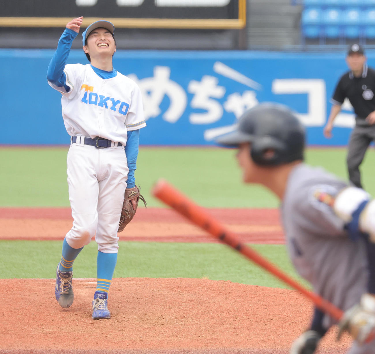 慶大対東大　マウンドで苦笑いする東大・渡辺（撮影・野上伸悟）