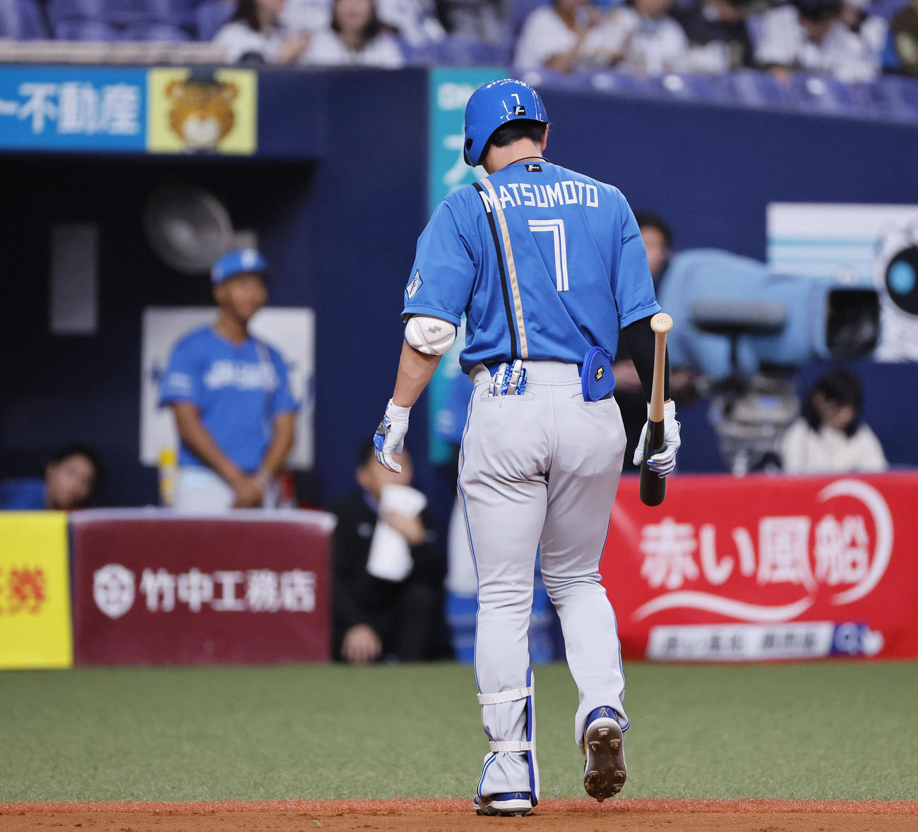 12日、オリックス対日本ハム　1回表日本ハム1死、三振に倒れベンチに戻る松本剛（撮影・藤尾明華）