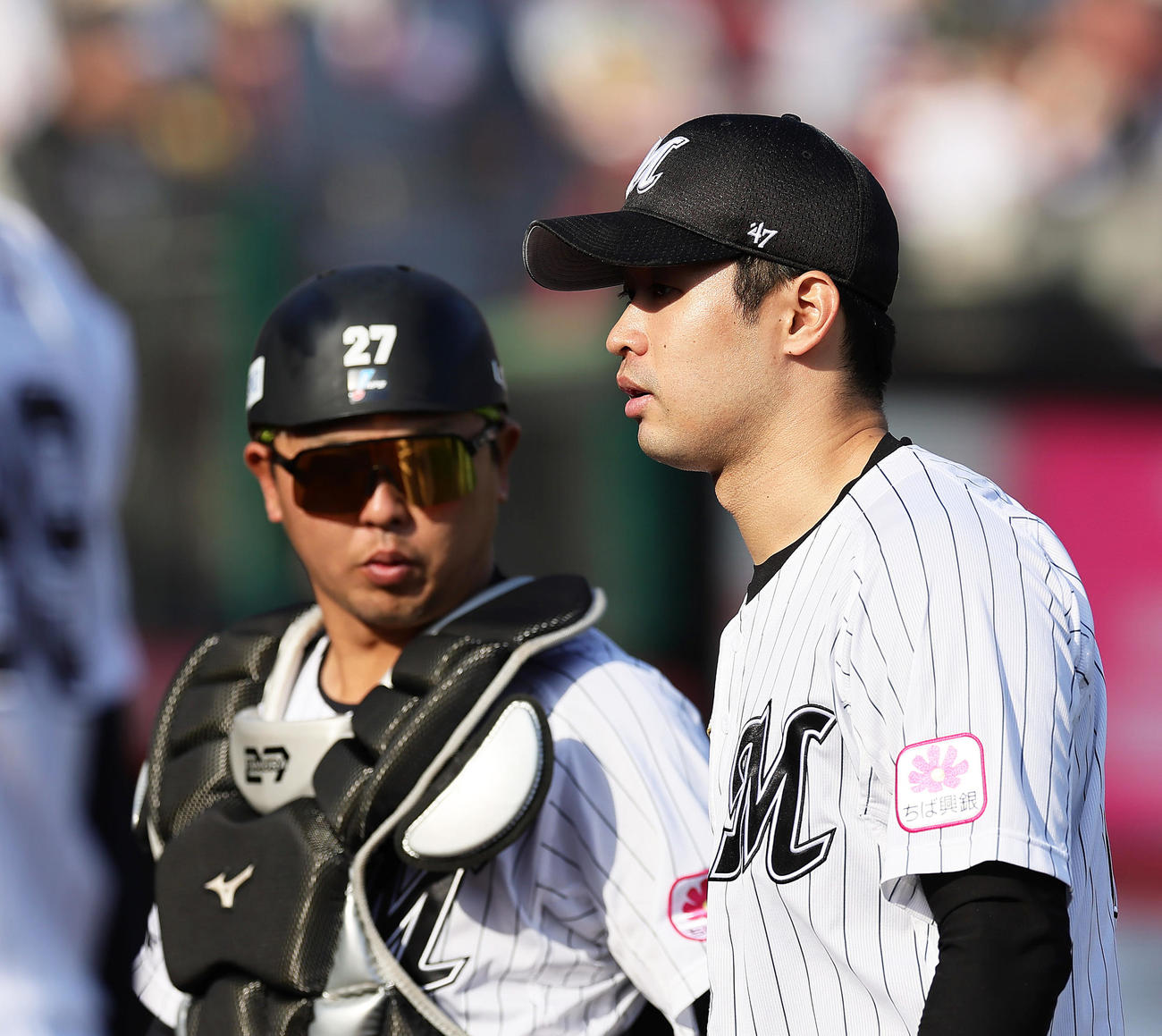 楽天対ロッテ　6回を終えたロッテの種市（右）と田村は会話を交わしながらベンチに戻る（撮影・足立雅史）