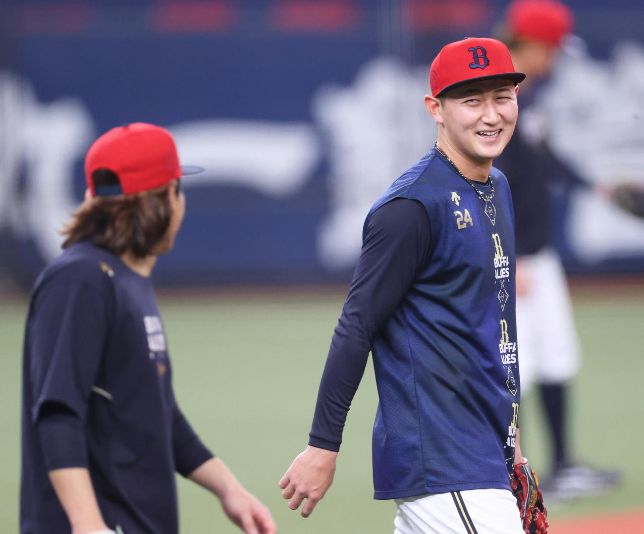 オリックス対日本ハム　試合前の練習でオリックス紅林（右）は宮城と笑顔で話す（撮影・上山淳一）