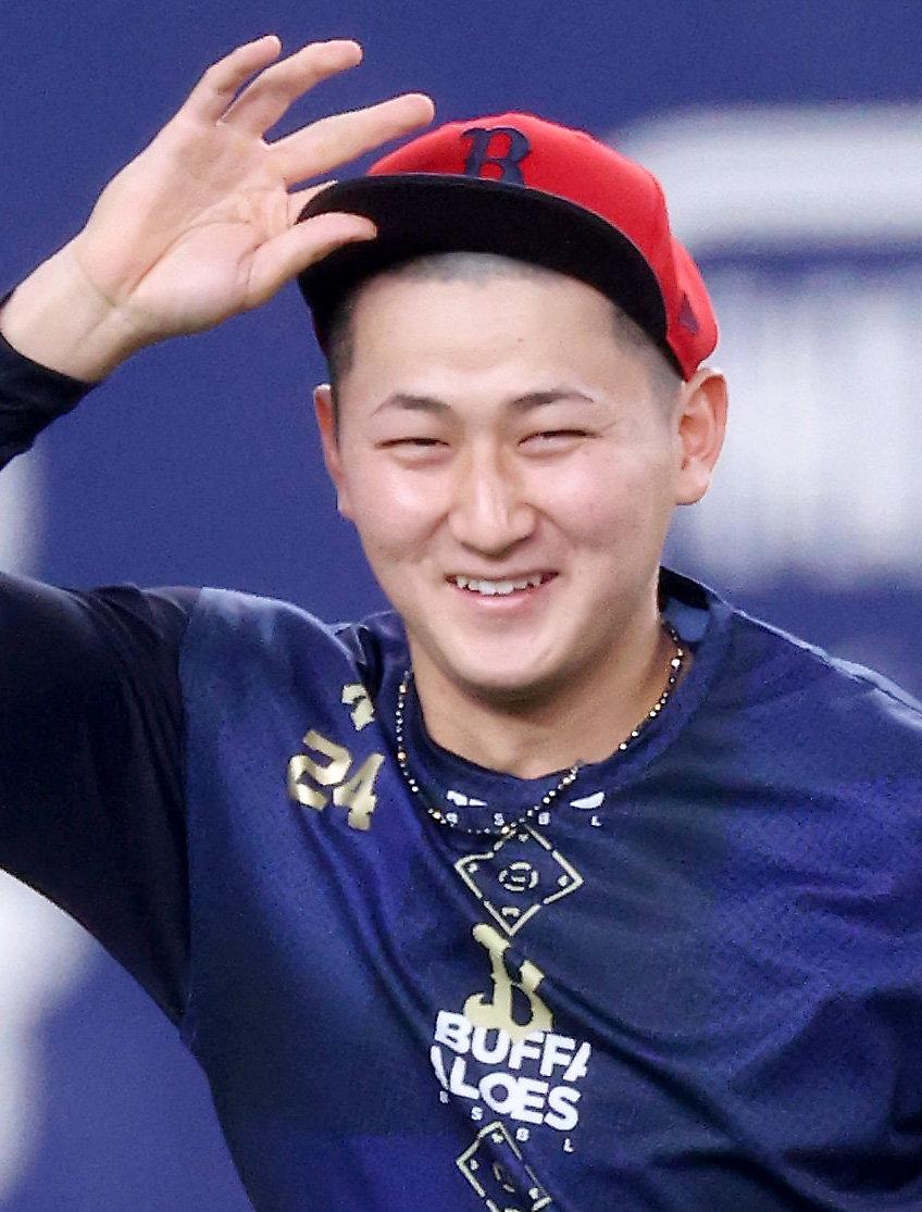 オリックス対日本ハム　昨日、丸刈りにしたオリックス紅林は宮城を見つけ帽子をずらし頭をチラ見せする（撮影・上山淳一）