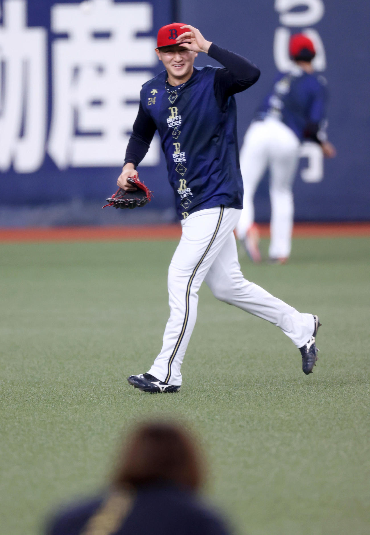 オリックス対日本ハム　昨日、丸刈りしたオリックス紅林は試合前の練習で宮城を見つけ笑顔を見せる（撮影・上山淳一）