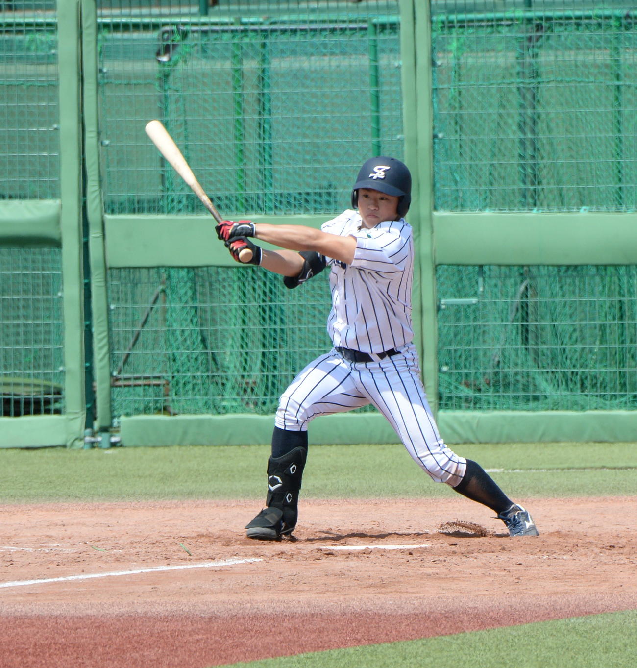 東北大対仙台大　2回無死二、三塁でリーグ戦初安打となる左2点適時打を放つ仙台大・斎藤（撮影・濱本神威）