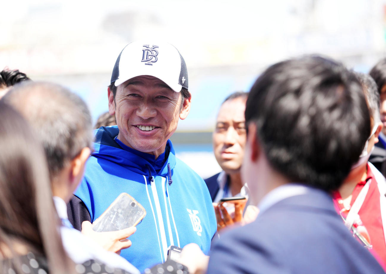 DeNA対ヤクルト　試合前、取材に応じるDeNA三浦監督（撮影・横山健太）