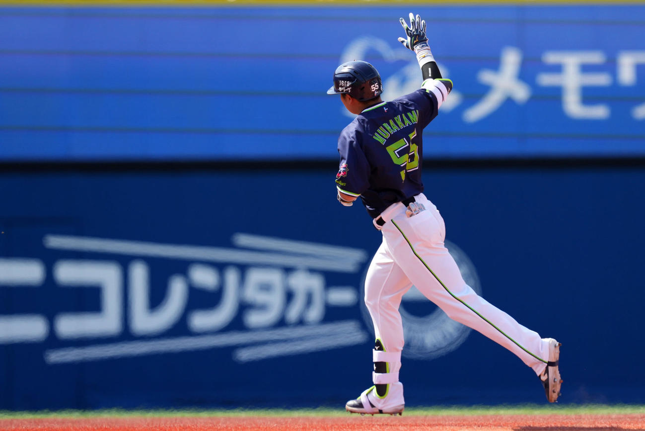 DeNA対ヤクルト　1回表ヤクルト1死、中越え本塁打を放ちレフトスタンドの声援に応える村上（撮影・横山健太）