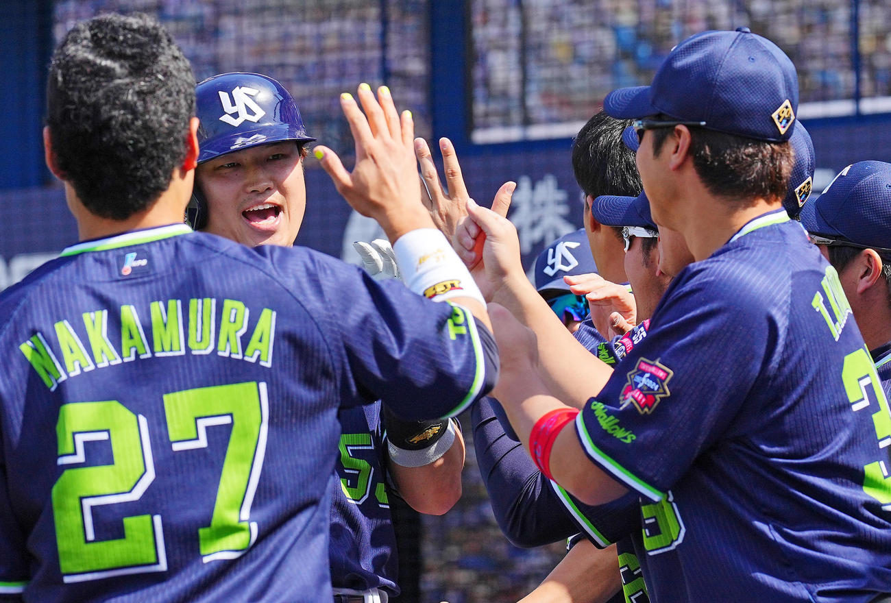 DeNA対ヤクルト　1回表ヤクルト1死、先制のソロ本塁打を放ちナインの出迎えを受ける村上（中央）（撮影・垰建太）