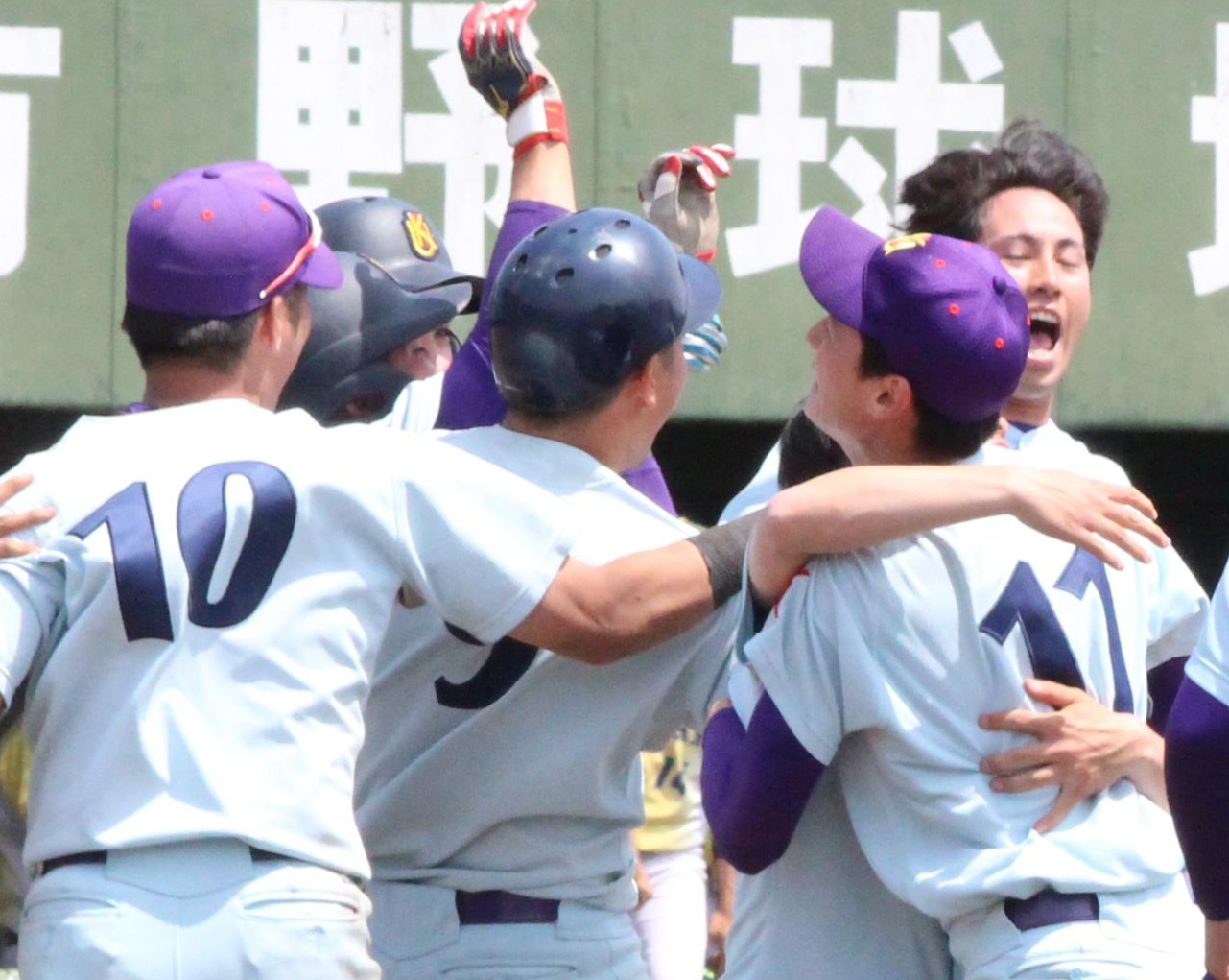 西南大対九国大　延長10回タイブレークをサヨナラで制して、喜ぶ九国大の選手たち（撮影・菊川光一）