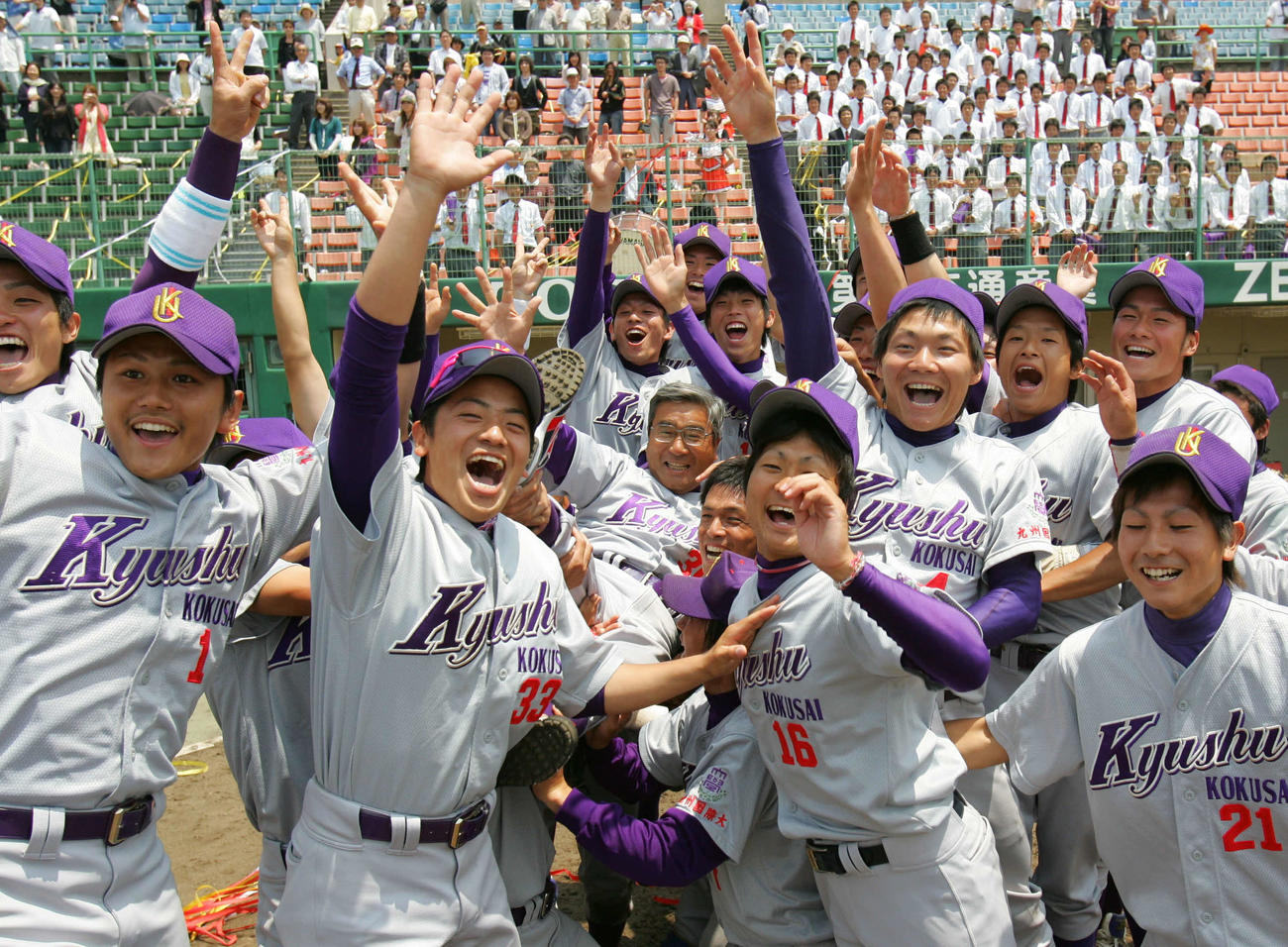 2009年5月、4季ぶり43度目の優勝を決めた九国大の選手は伊藤健治監督（中央）を胴上げ