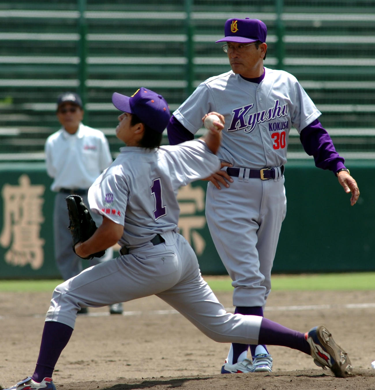 九国大・伊藤健治監督（右）の命でピンチにセカンドから急きょ初のマウンドに上がる川島慶三二塁手（2005年撮影）