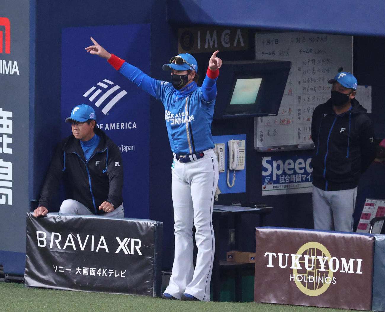 オリックス対日本ハム　1回表日本ハム1死、五十幡の三ゴロの判定に「リクエスト」する新庄監督（撮影・上山淳一）