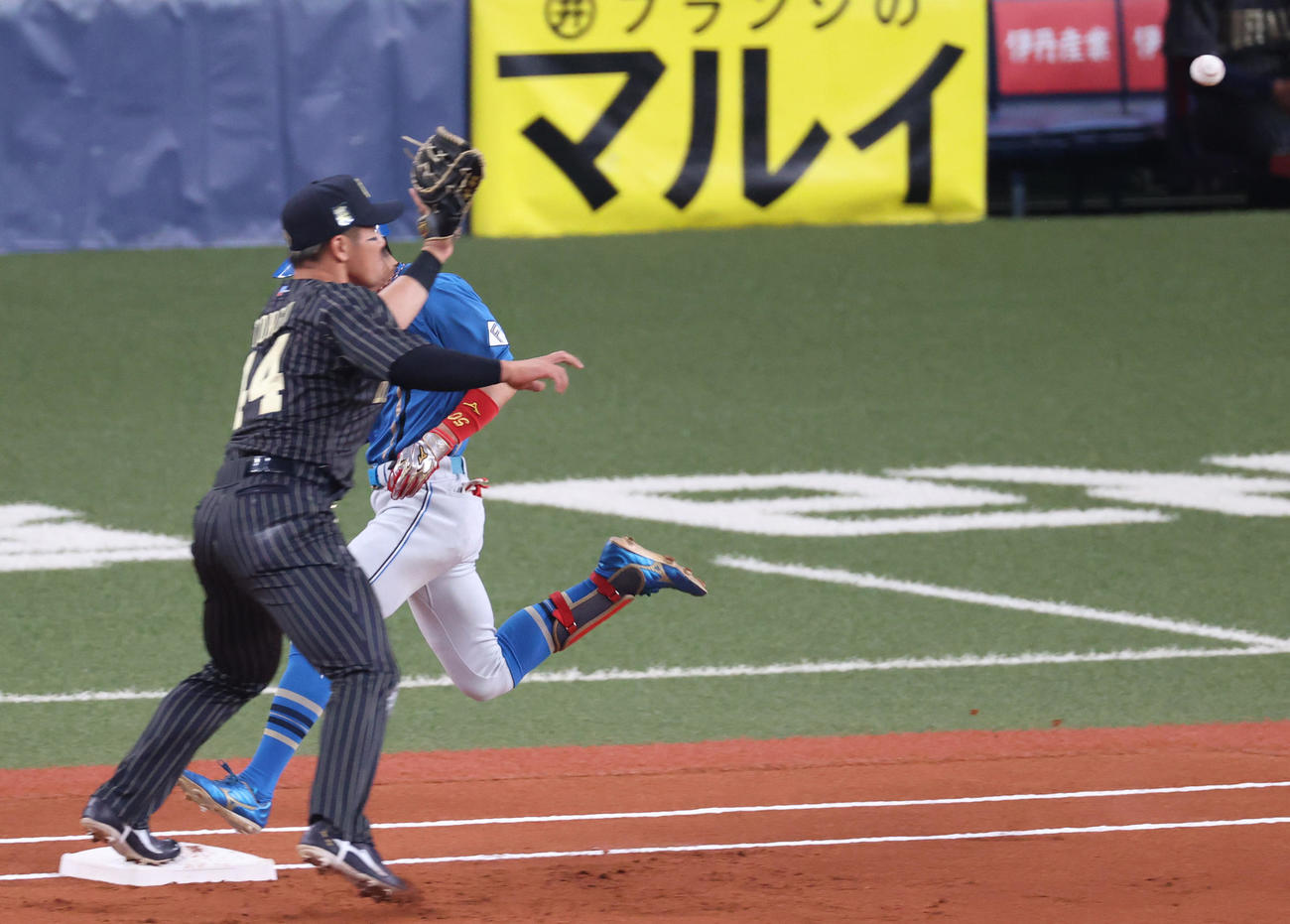オリックス対日本ハム　1回表日本ハム1死、五十幡亮汰の三ゴロは新庄剛志監督のリクエストでセーフとなる（撮影・上山淳一）