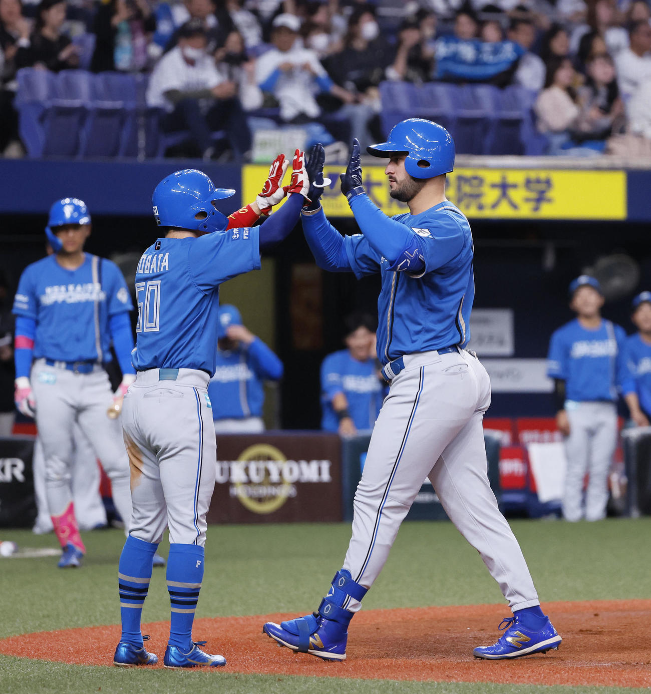 オリックス対日本ハム　1回表日本ハム1死一、二塁、マルティネスは左越えに先制の3点本塁打を放ち生還する（撮影・藤尾明華）