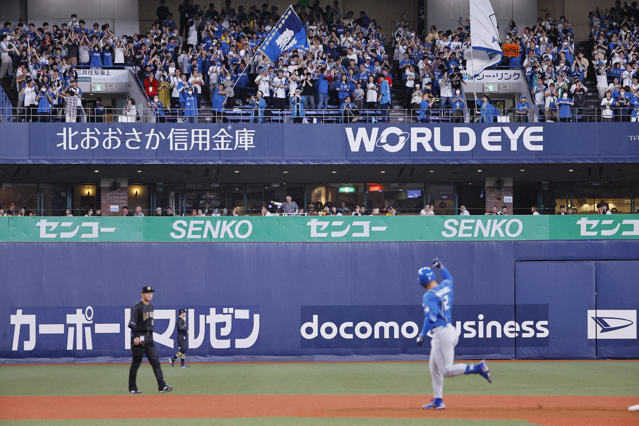 オリックス対日本ハム　1回表日本ハム1死一、二塁、マルティネスは左越えに先制の3点本塁打を放ちファンに向かってガッツポーズをする（撮影・藤尾明華）