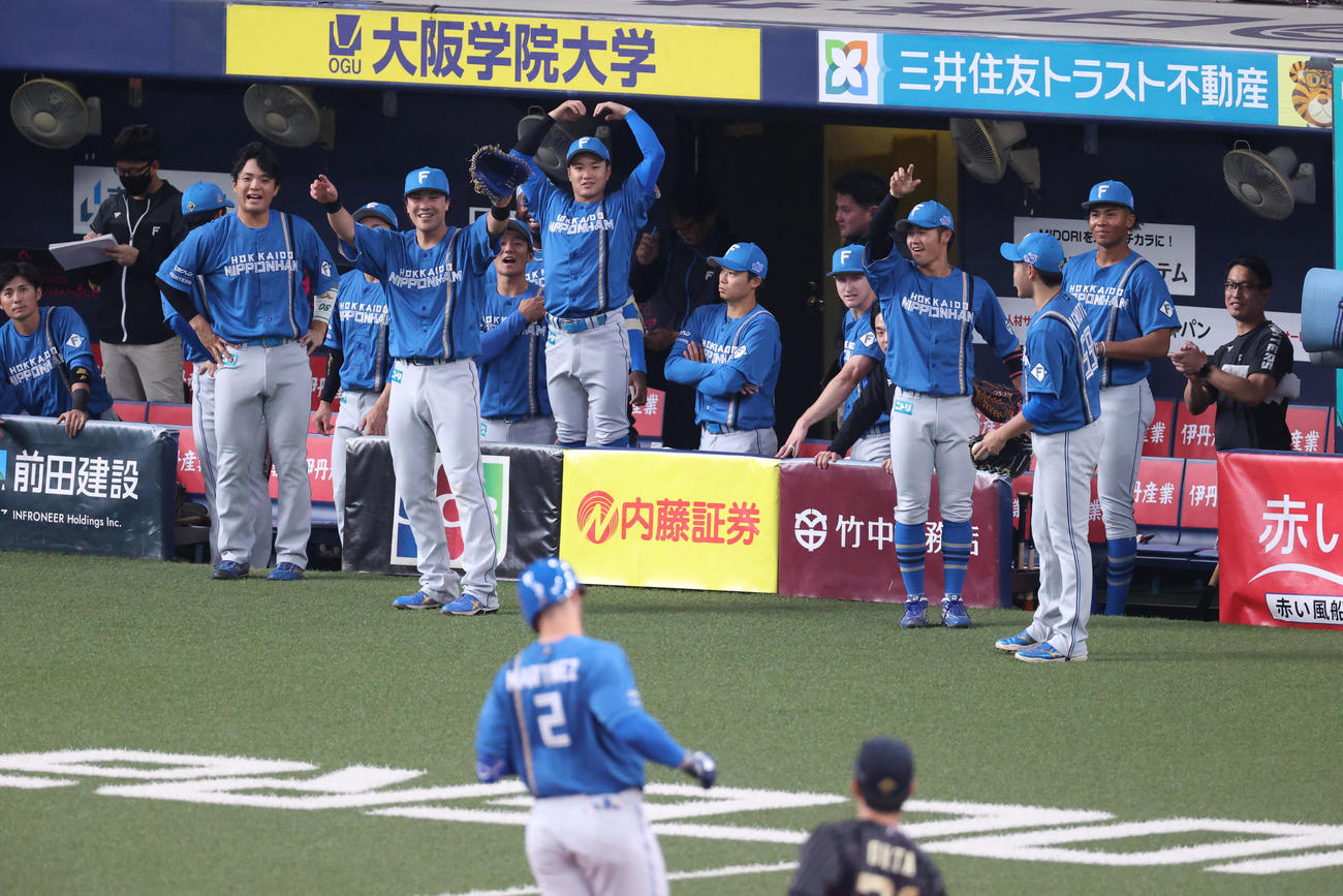 オリックス対日本ハム　1回表日本ハム1死一、二塁、マルティネスの先制の左越え3点本塁打で盛り上がる日本ハムの選手ら（撮影・上山淳一）