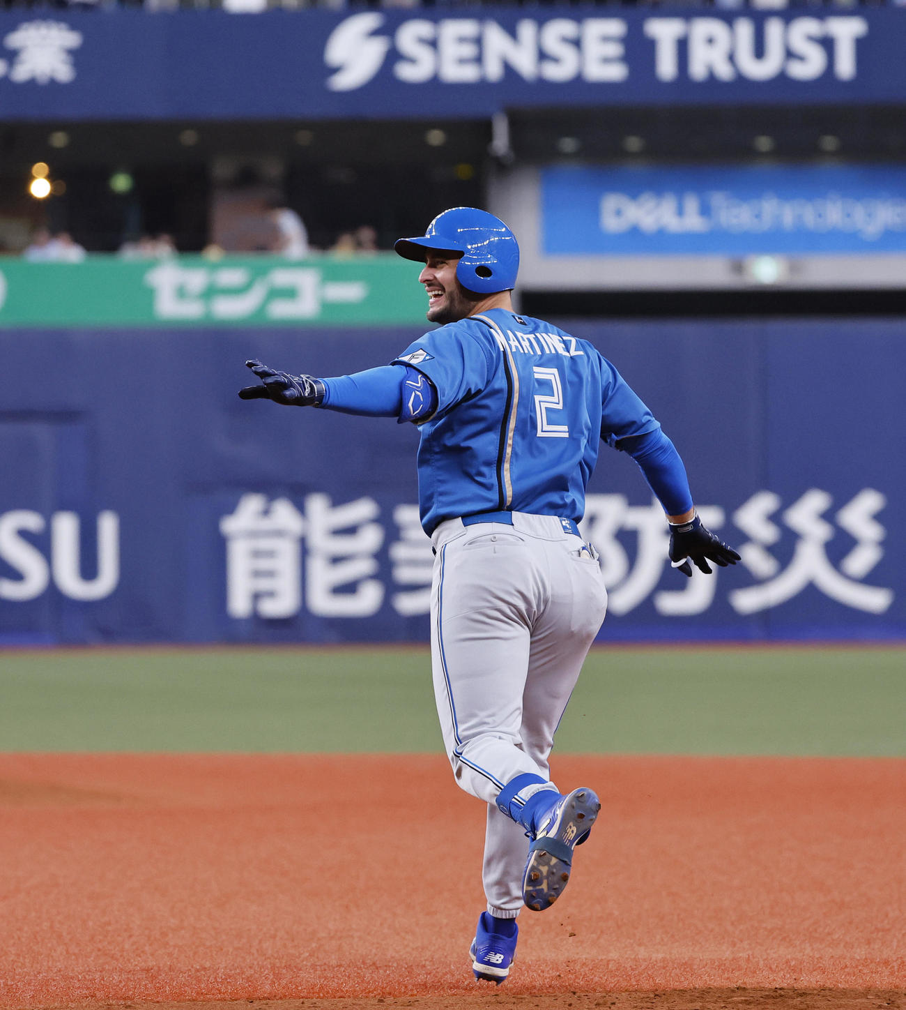 オリックス対日本ハム　1回表日本ハム1死一、二塁、マルティネスは左越えに先制の3点本塁打を放ち一塁を回る（撮影・藤尾明華）