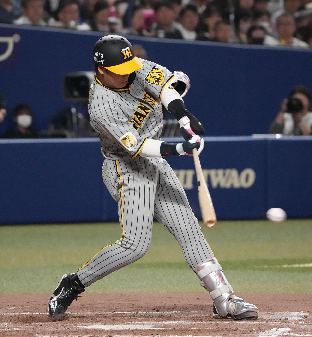 中日対阪神　3回表阪神2死一、二塁、中前適時打を放つ梅野（撮影・森本幸一）