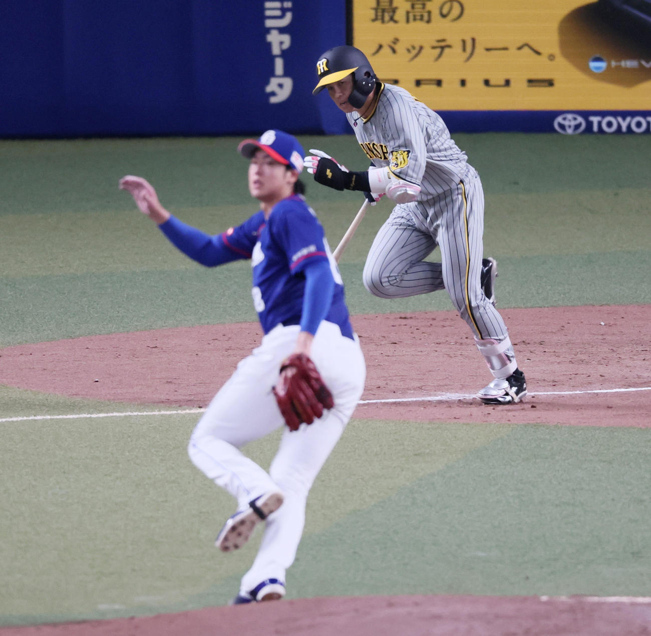 中日対阪神　3回表阪神2死一、二塁、梅野は中適時打を放つ。投手は梅津（撮影・加藤哉）