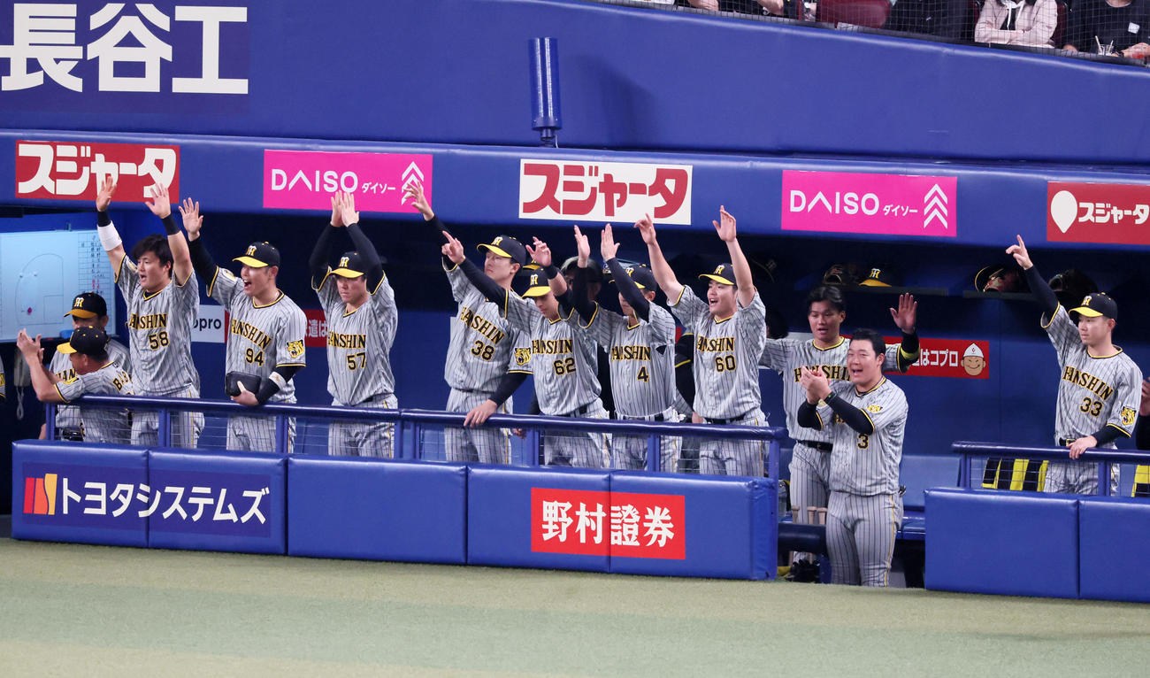 中日対阪神　3回表阪神2死一、二塁、梅野の中適時打で同点に追いつきベンチで笑顔を見せるナイン（撮影・加藤哉）