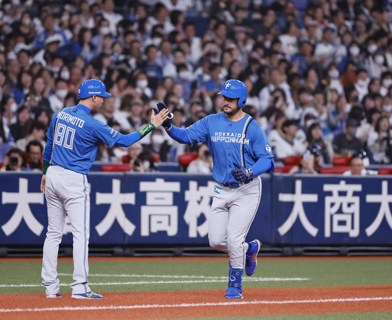オリックス対日本ハム　1回表日本ハム1死一、二塁、マルティネスは左越えに先制の3点本塁打を放ち三塁を回る（撮影・藤尾明華）