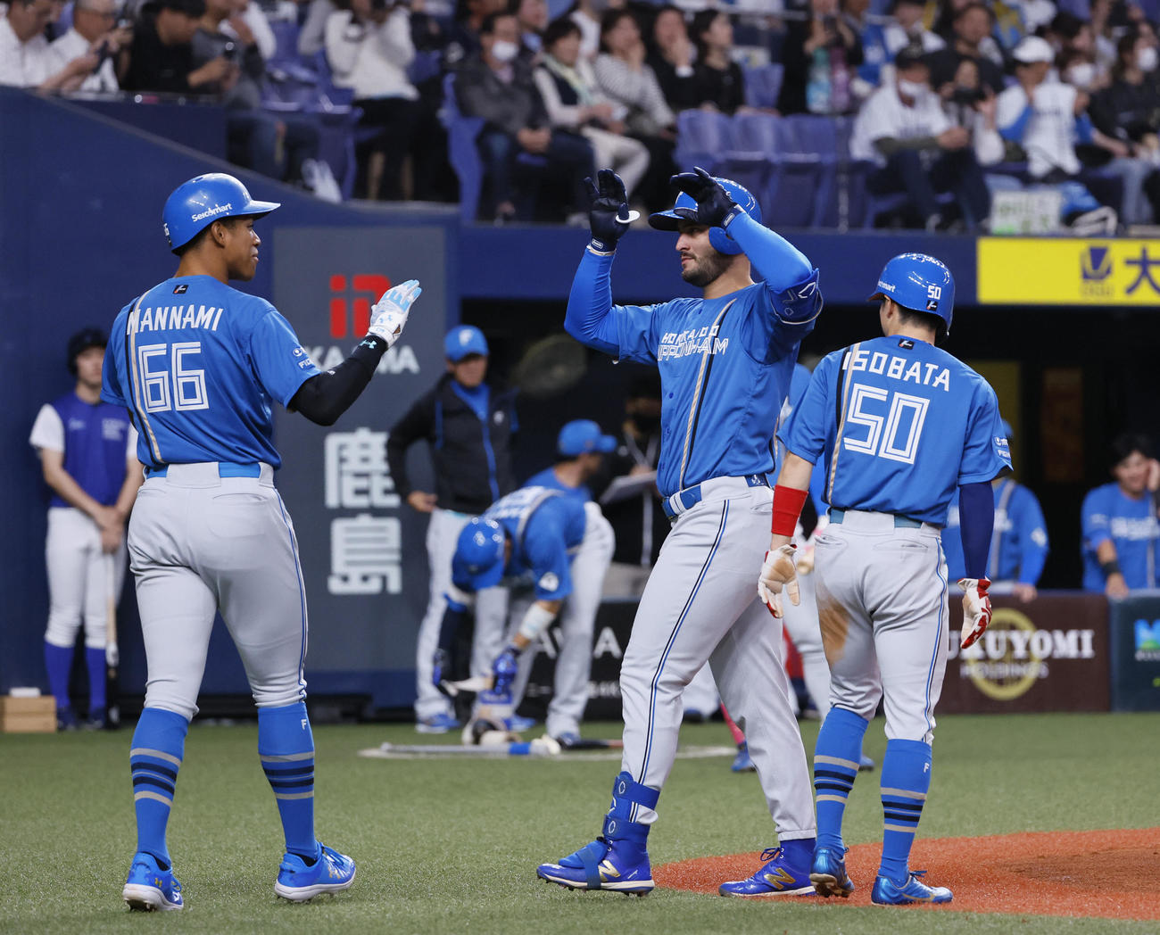 オリックス対日本ハム　1回表日本ハム1死一、二塁、マルティネス（中央）は左越えに先制の3点本塁打を放ち生還する（撮影・藤尾明華）