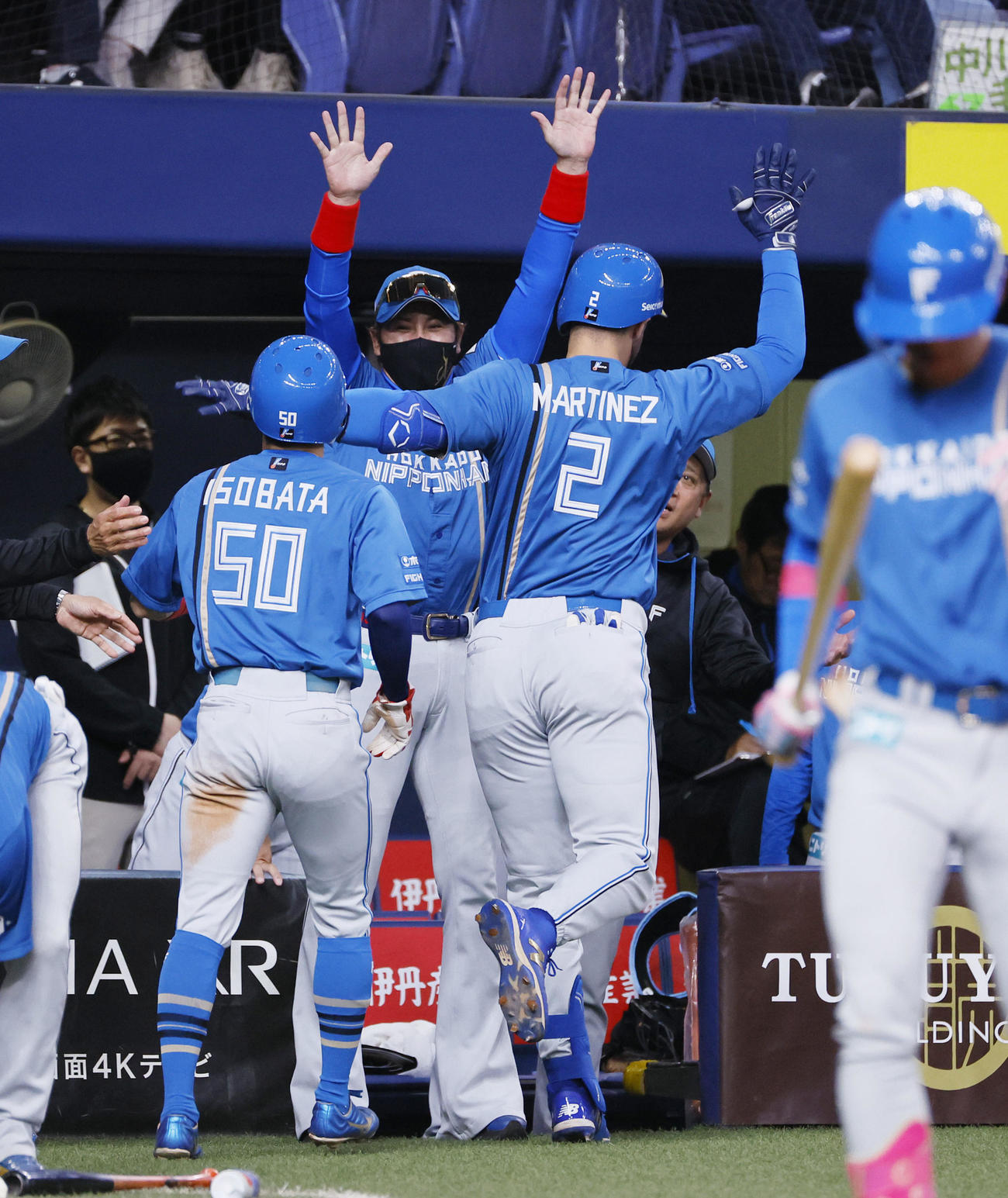 オリックス対日本ハム　1回表日本ハム1死一、二塁、先制の3点本塁打を放ったマルティネスを出迎える新庄監督（奥）（撮影・藤尾明華）