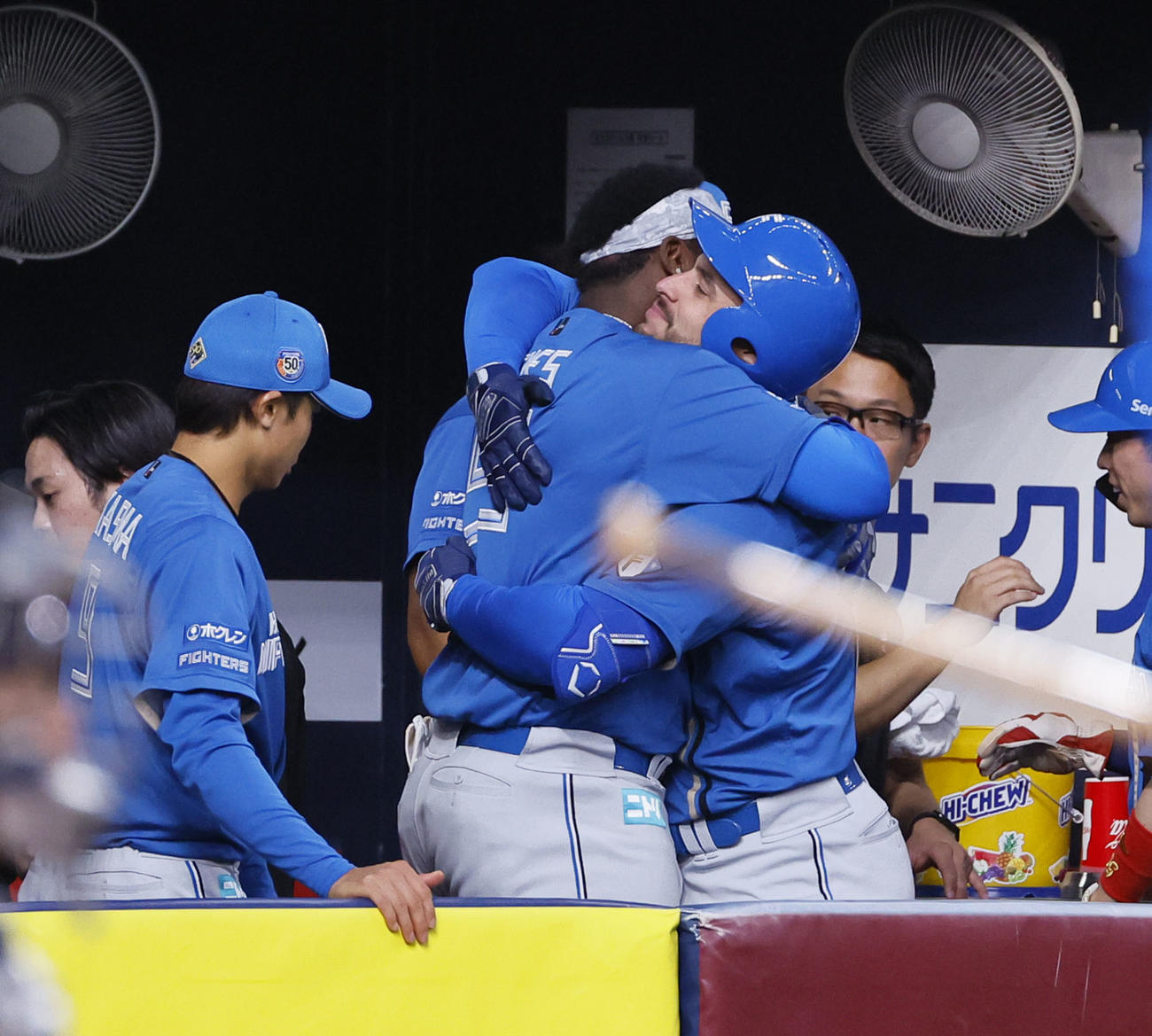 オリックス対日本ハム　1回表日本ハム1死一、二塁、先制の3点本塁打を放ちベンチでレイエスと抱き合うマルティネス（中央右）（撮影・藤尾明華）