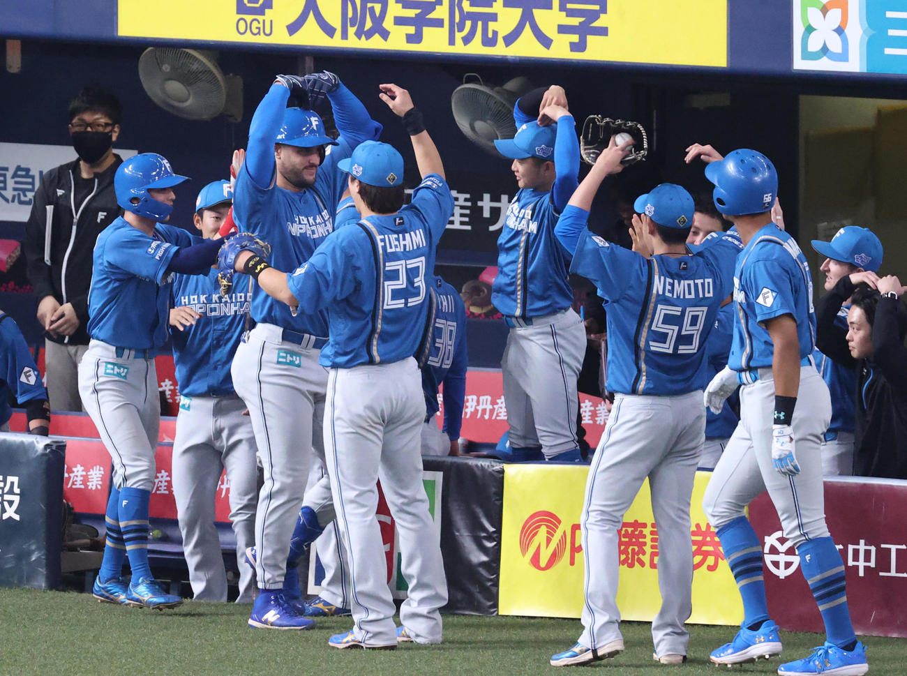 オリックス対日本ハム　1回表日本ハム1死一、二塁、マルティネス（左から4人目）は先制の左越え3点本塁打を放つ（撮影・上山淳一）