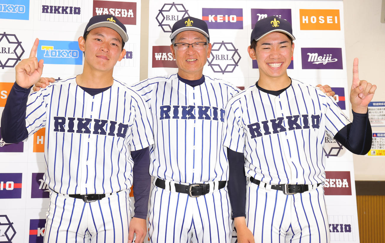 早大対立大　今季初勝利、木村監督（中央）就任初勝利に、1ポーズの立大・戸丸（左）と大越（撮影・野上伸悟）
