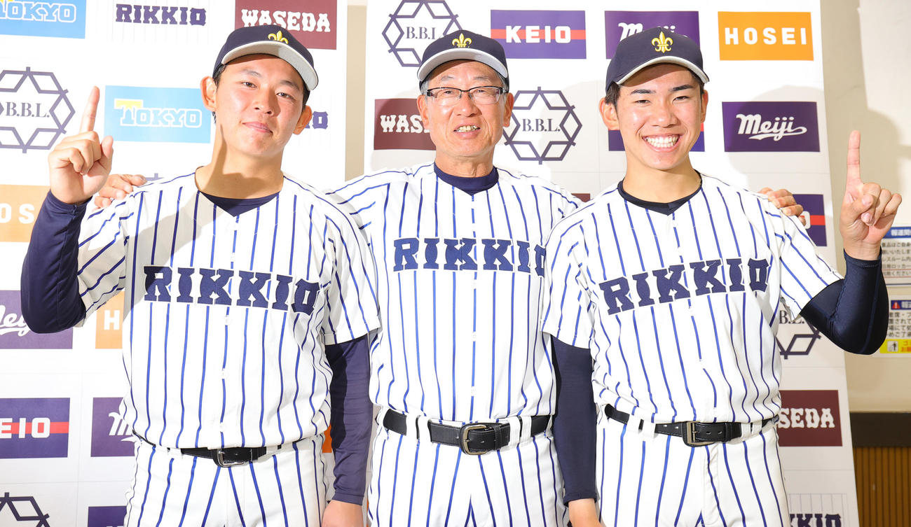 早大対立大　今季初勝利、木村監督（中央）就任初勝利に、1ポーズの立大・戸丸（左）と大越（撮影・野上伸悟）