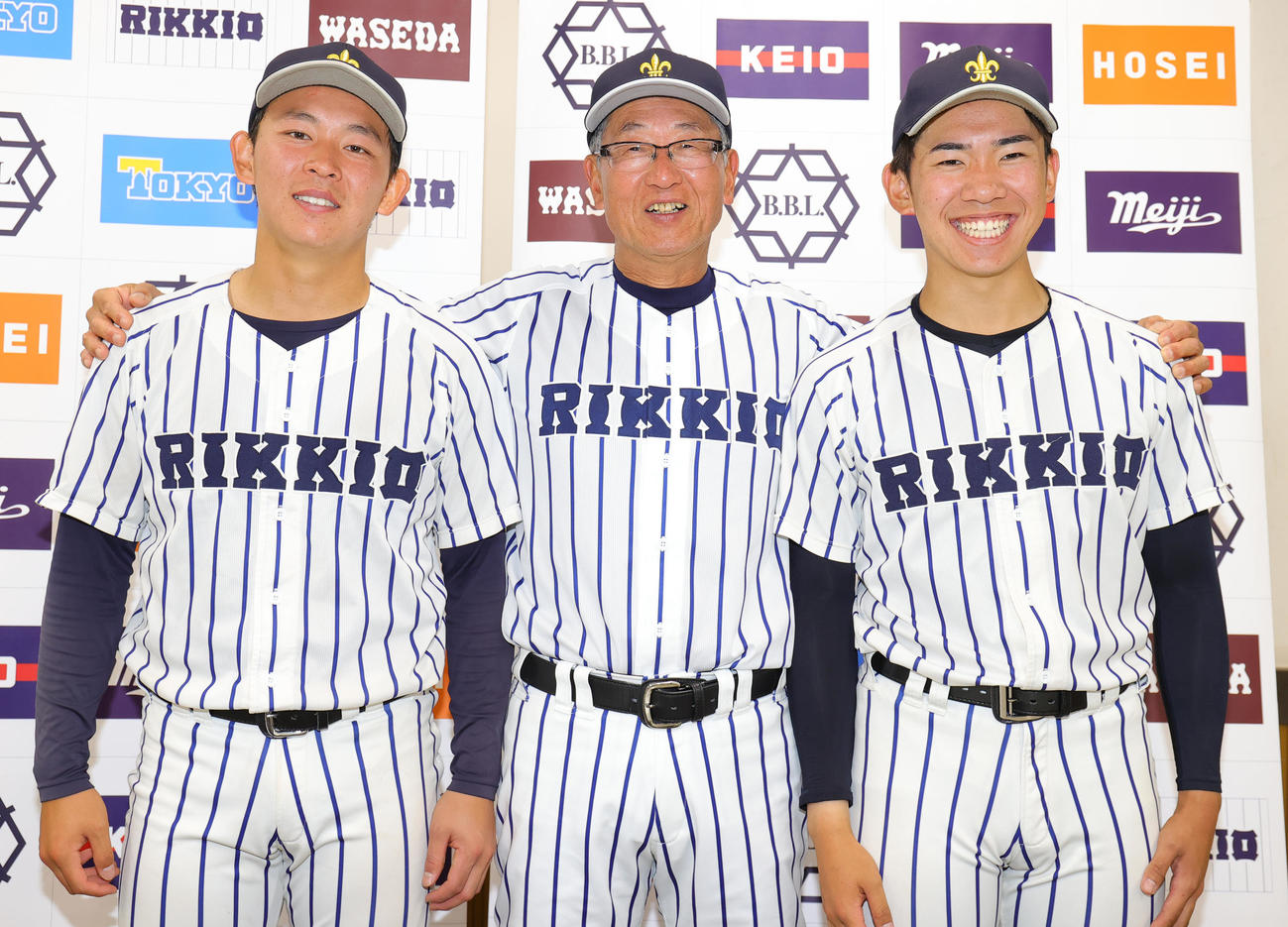 早大対立大　今季初勝利、木村監督（中央）就任初勝利に、笑顔の立大・戸丸（左）と大越（撮影・野上伸悟）