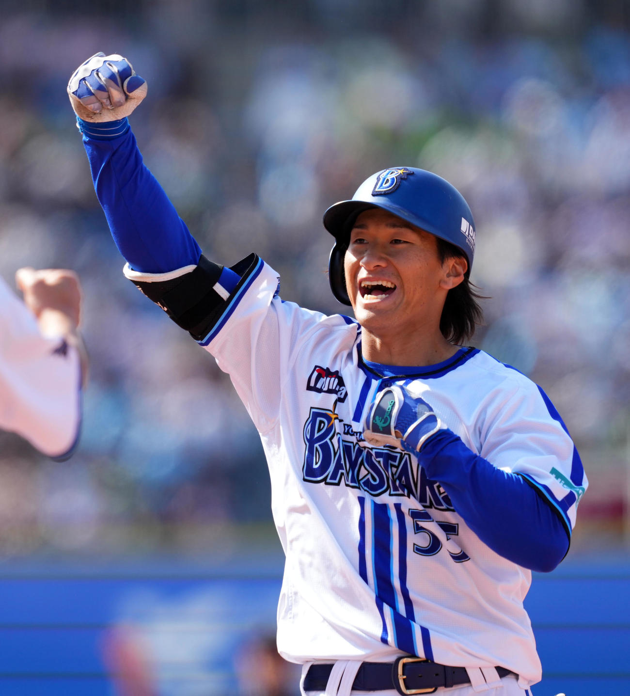 DeNA対ヤクルト　3回裏DeNA無死、プロ初安打となる右前打を放ちガッツポーズする井上（撮影・横山健太）
