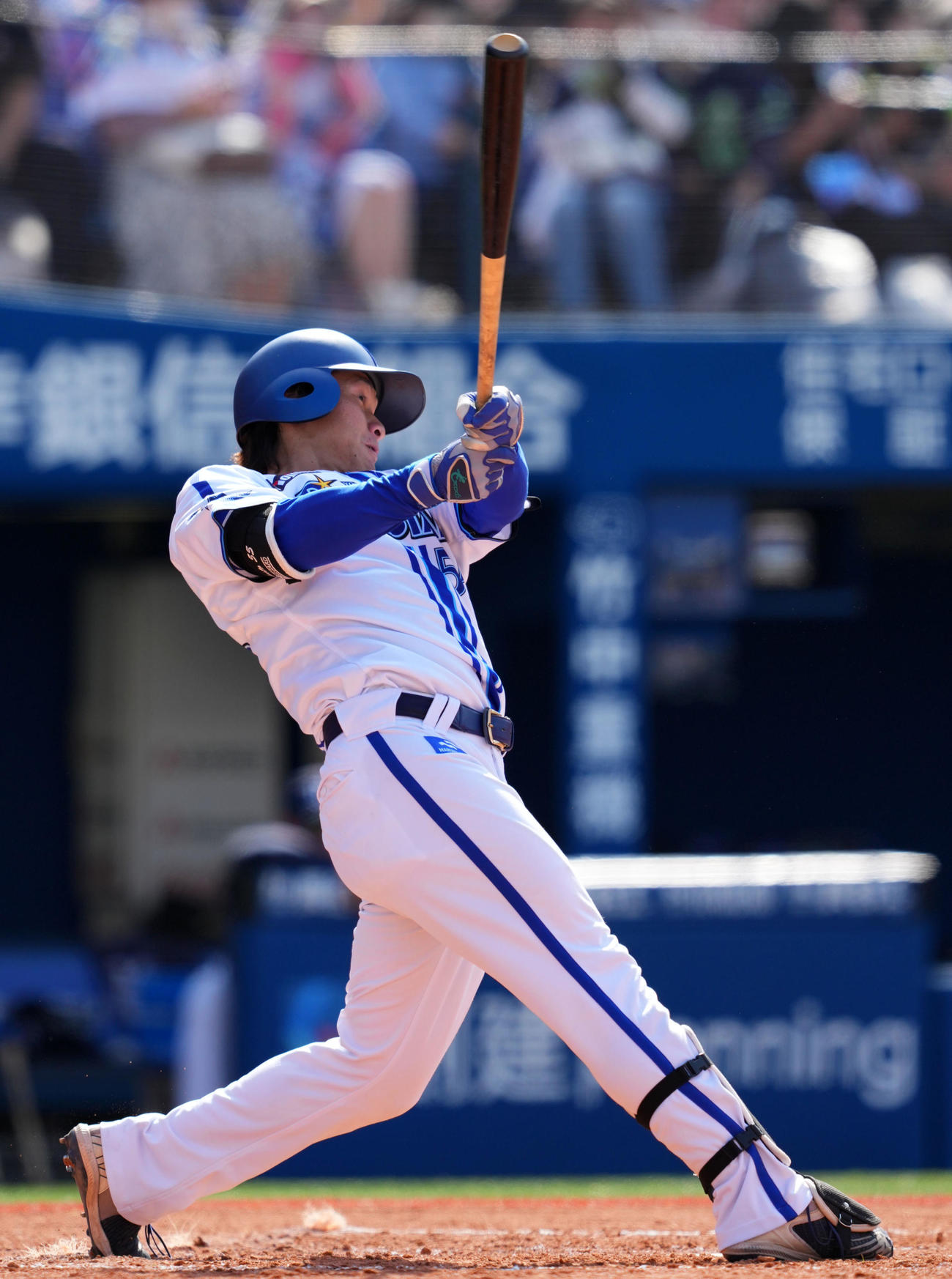 DeNA対ヤクルト　3回裏DeNA無死、プロ初安打となる右前打を放つ井上（撮影・横山健太）