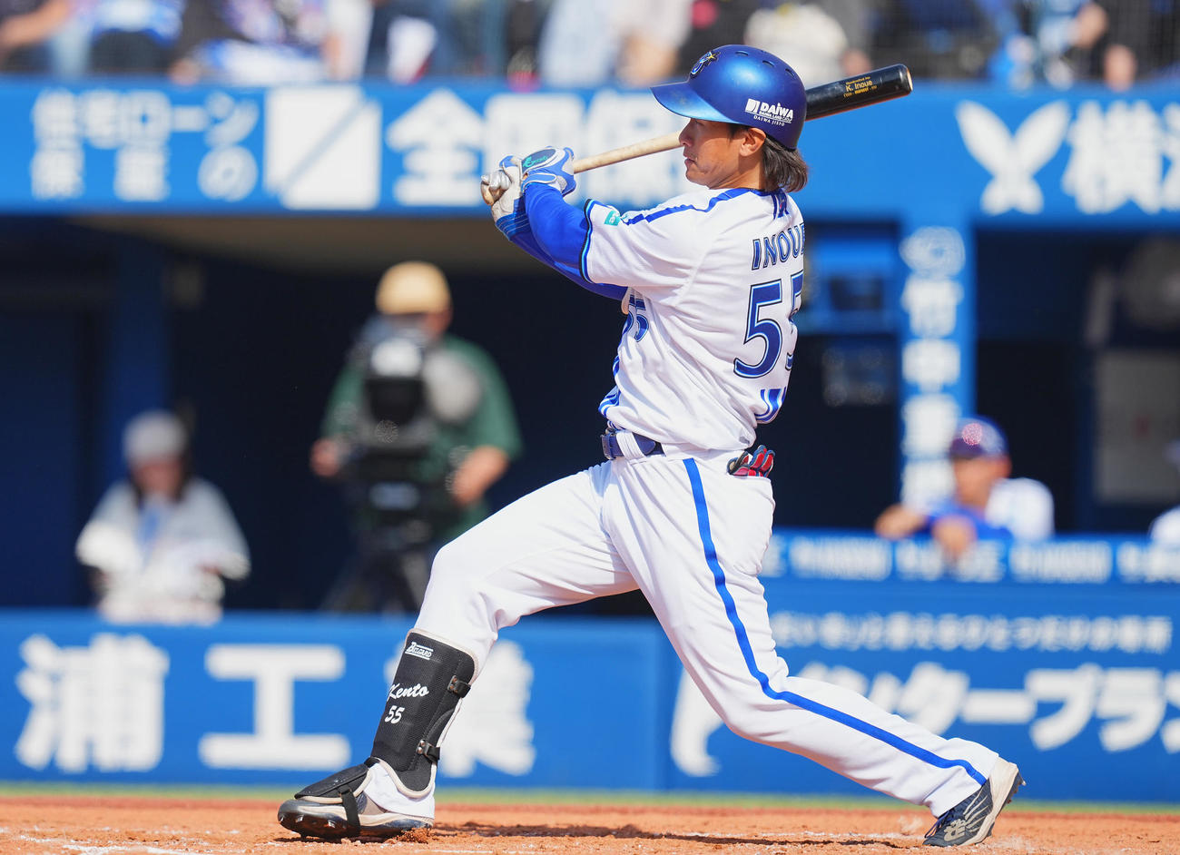 DeNA対ヤクルト　3回裏DeNA無死、プロ初安打となる右前打を放つ井上（撮影・垰建太）