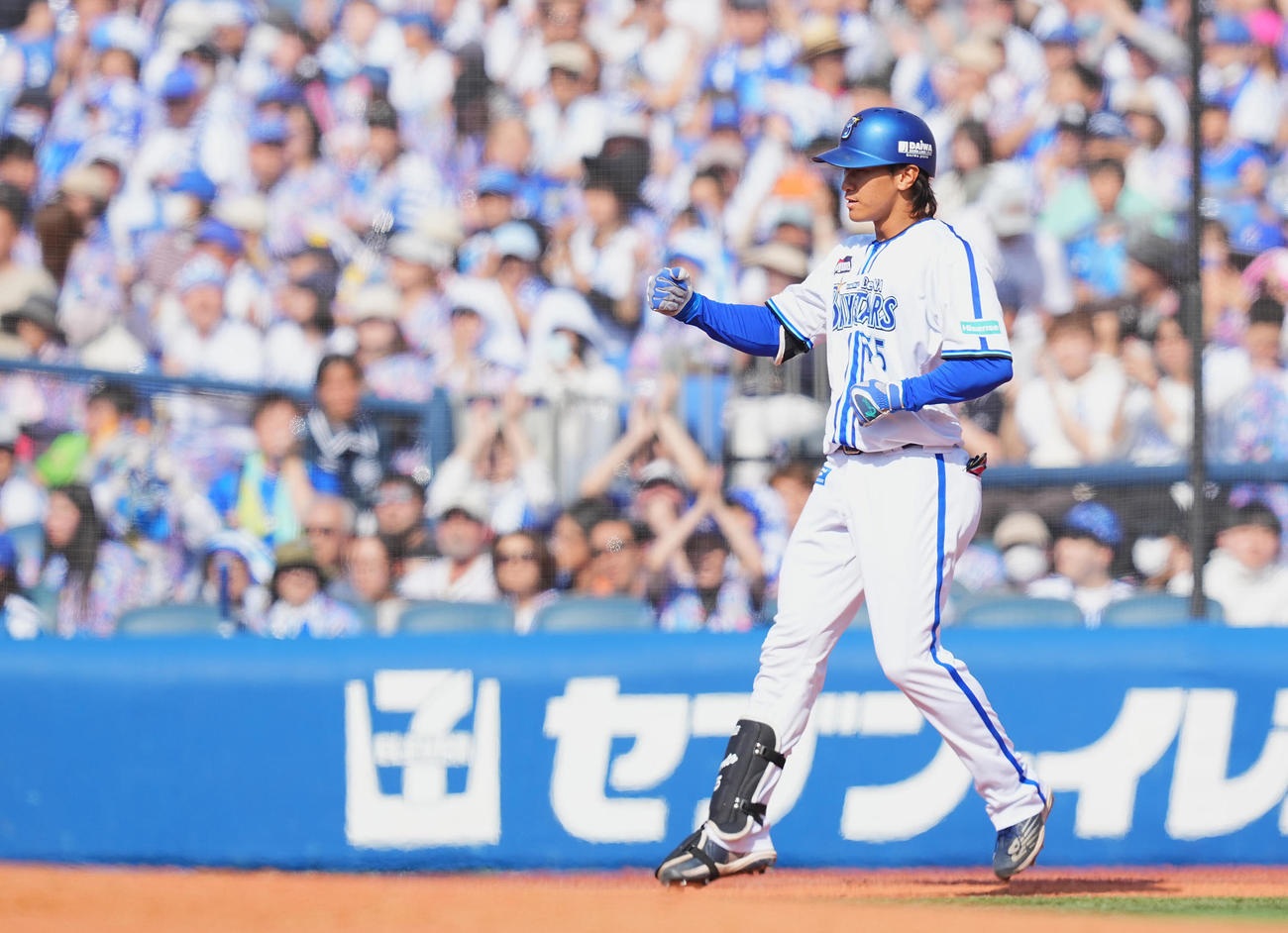 DeNA対ヤクルト　3回裏DeNA無死、プロ初安打となる右前打を放ちガッツポーズする井上（撮影・垰建太）