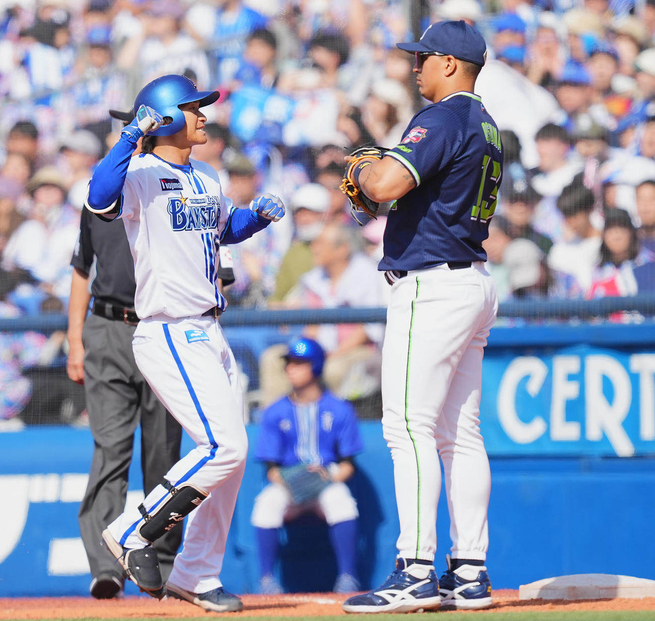 DeNA対ヤクルト　3回裏DeNA無死、プロ初安打となる右前打を放ちガッツポーズする井上（撮影・垰建太）