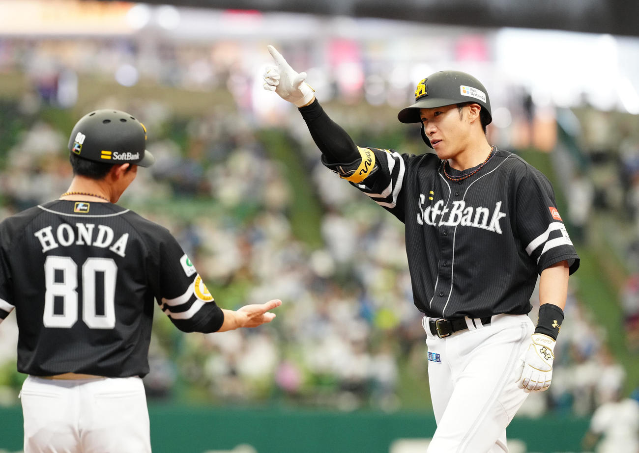 西武対ソフトバンク　3回表ソフトバンク2死三塁、先制適時打を放ち、塁上でポーズを決める柳田（右）（撮影・江口和貴）