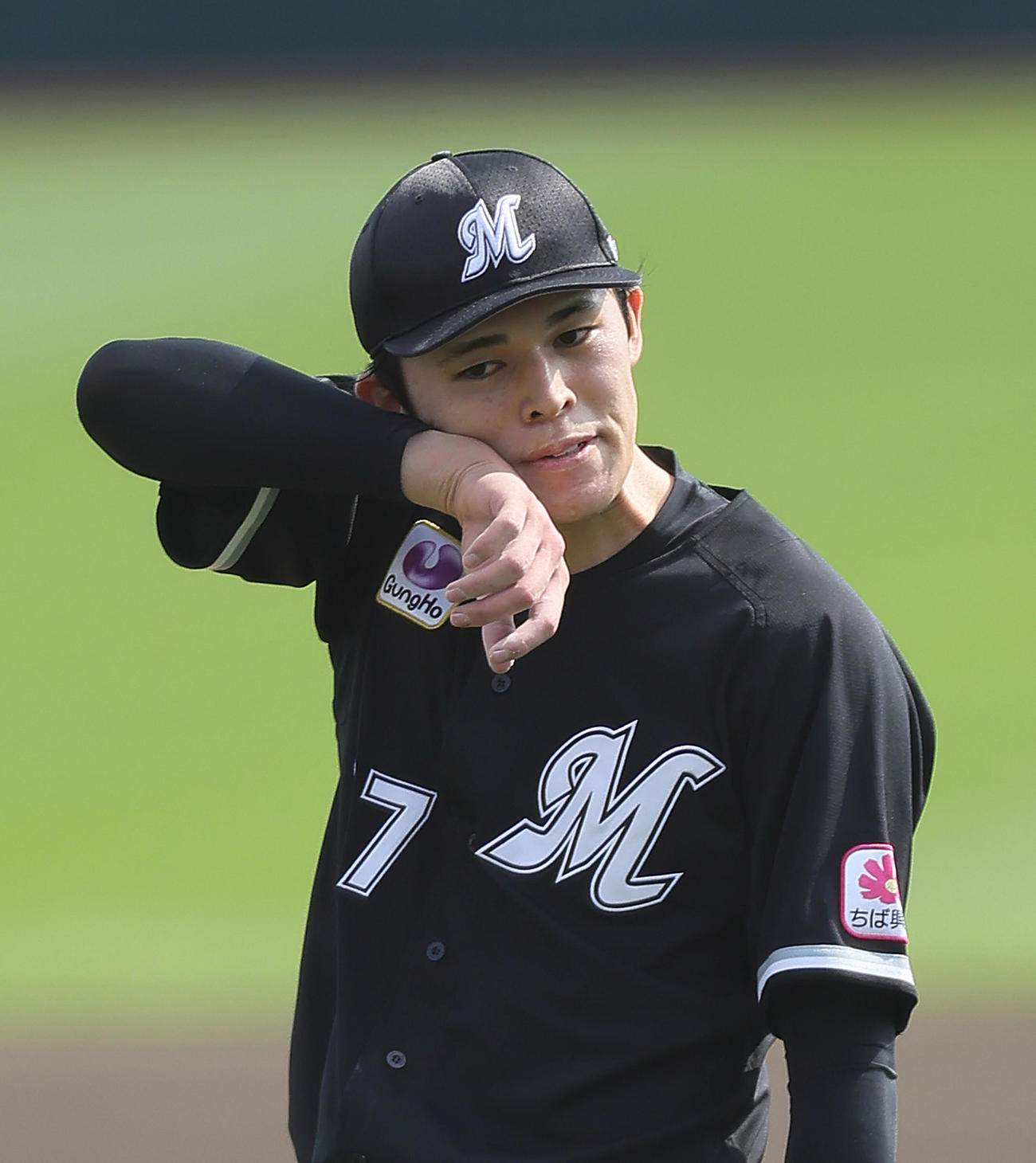 楽天対ロッテ　マウンドで汗を拭うロッテ先発の佐々木（撮影・足立雅史）