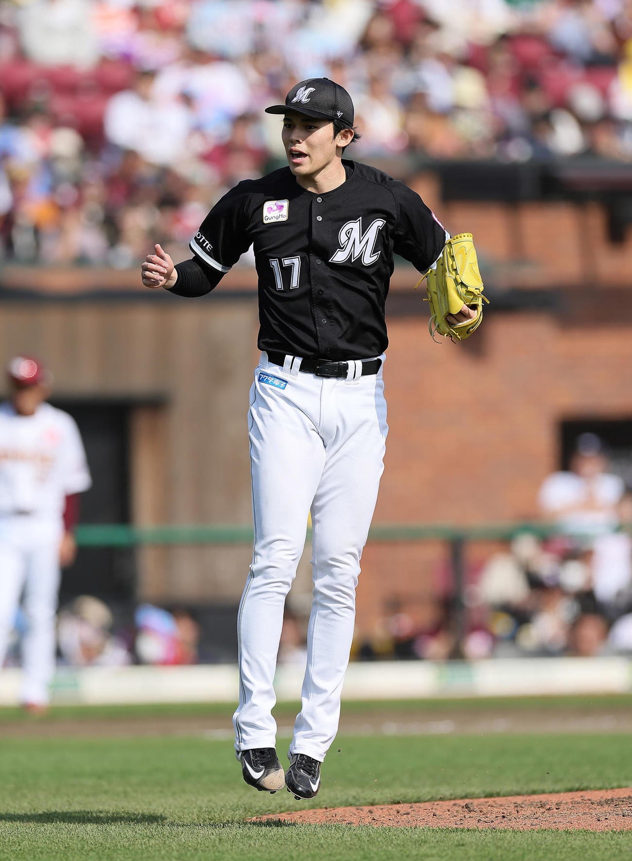 楽天対ロッテ　5回裏楽天2死、小深田を空振り三振に仕留めジャンプし喜ぶ佐々木（撮影・足立雅史）