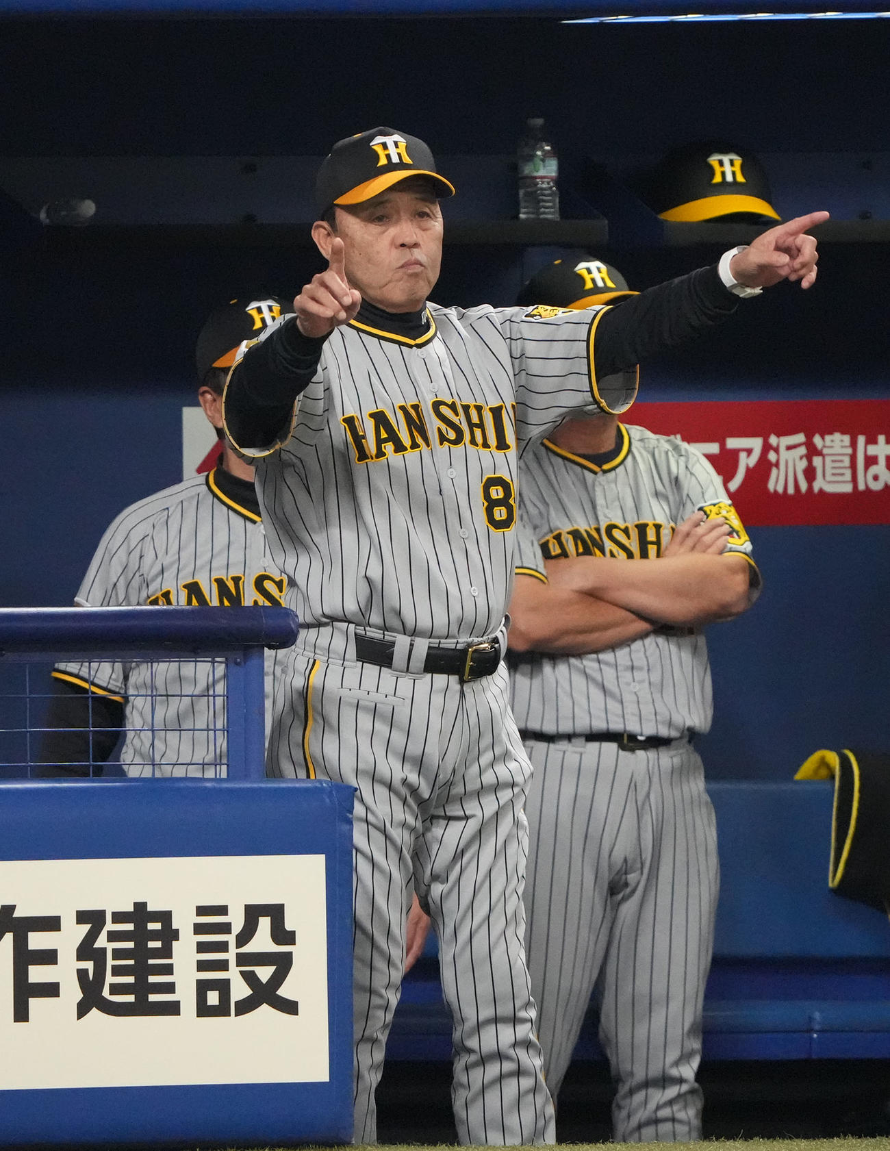 中日対阪神　7回裏中日2死二塁、一塁の判定にリクエストをする岡田監督（撮影・森本幸一）