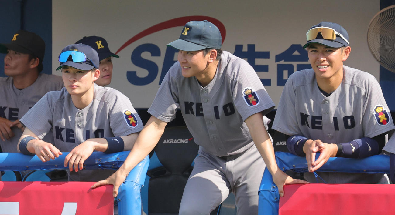 東大対慶大　ベンチから試合を見つめる、左から慶大・丸田、佐藤、清原（撮影・野上伸悟）