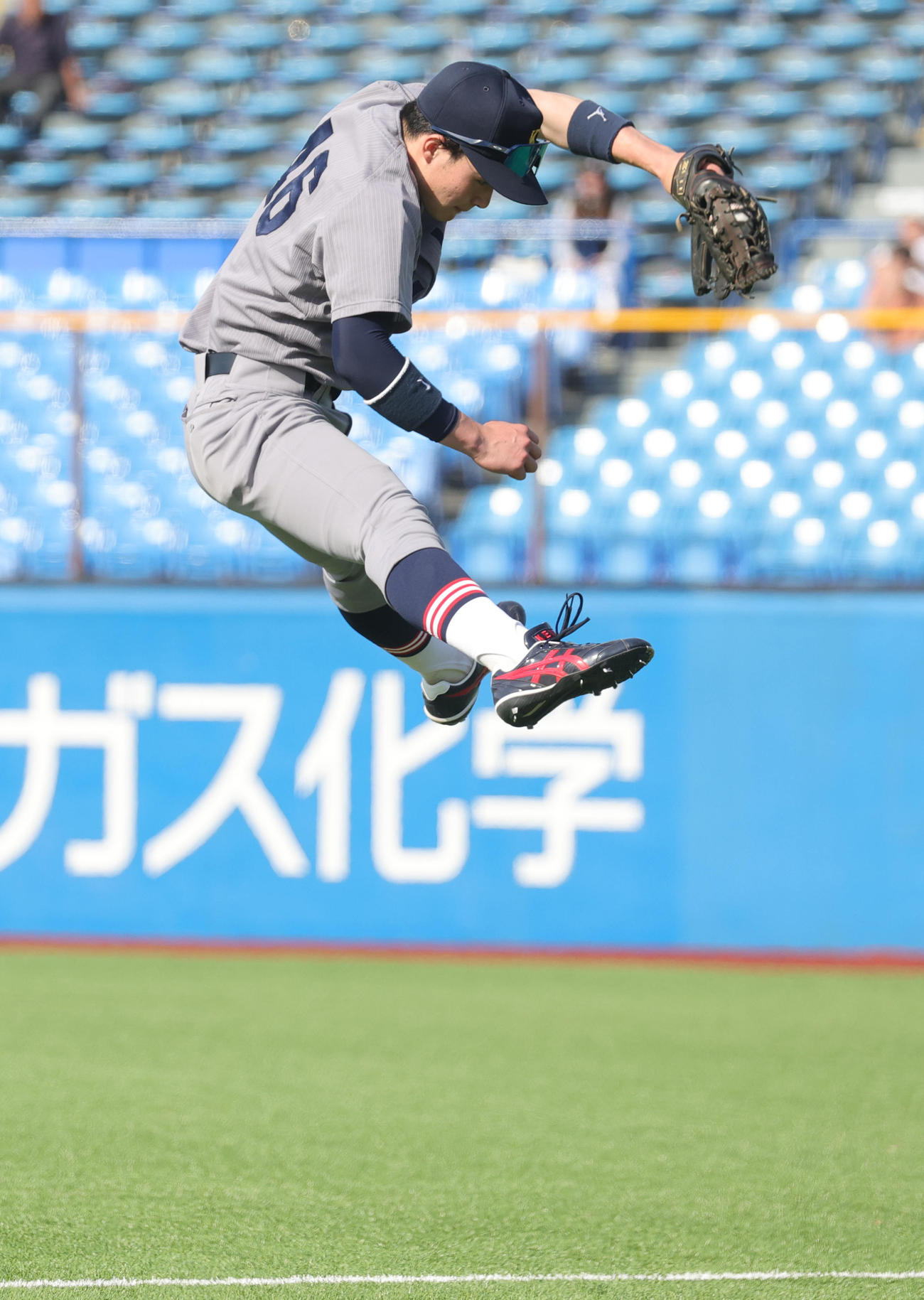 東大対慶大　イニング間に外野手とキャッチボールする慶大・丸田（撮影・野上伸悟）