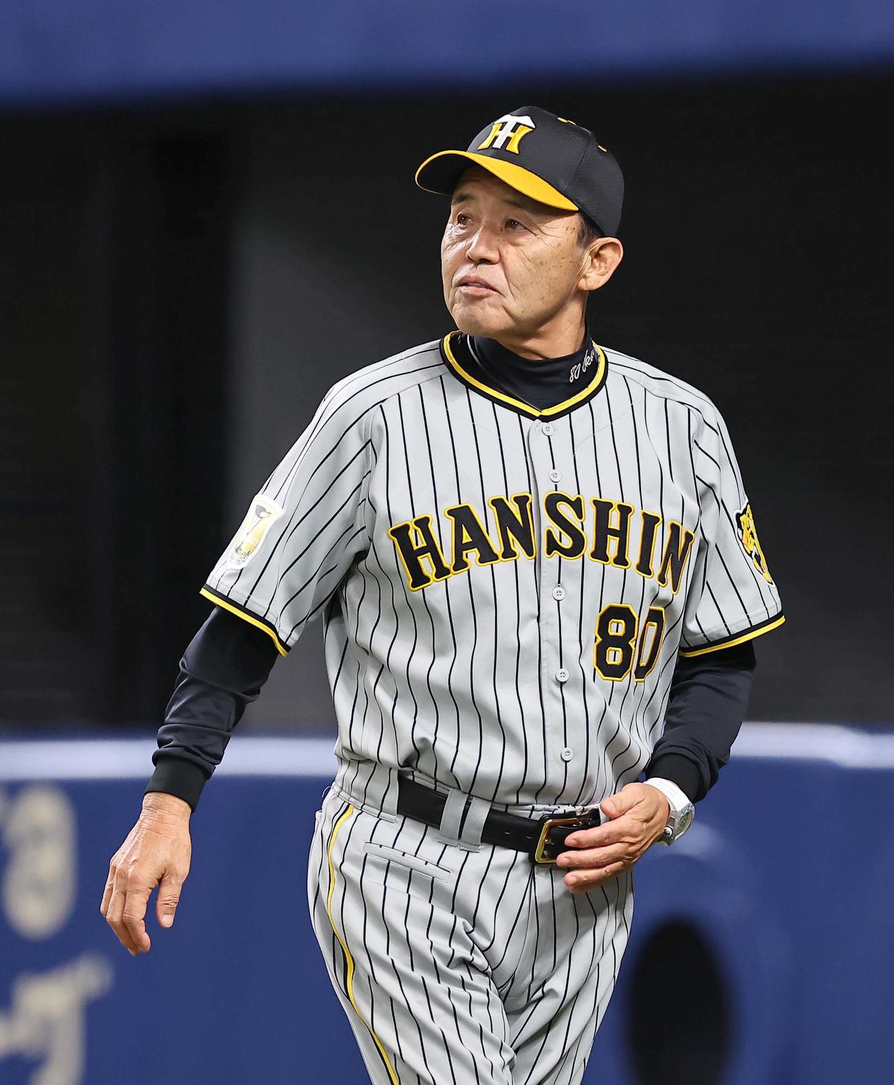 中日対阪神　選手交代を告げる岡田監督（撮影・上田博志）