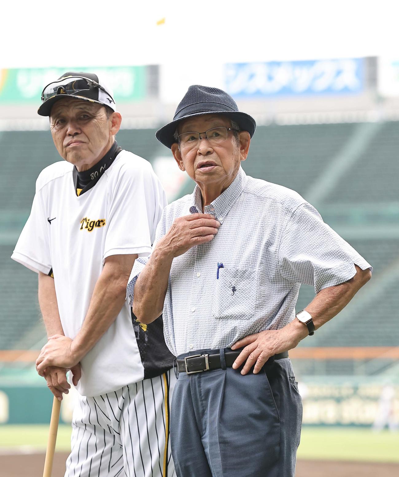 阪神岡田彰布監督（左）と話をする吉田義男氏（2023年9月20日撮影）