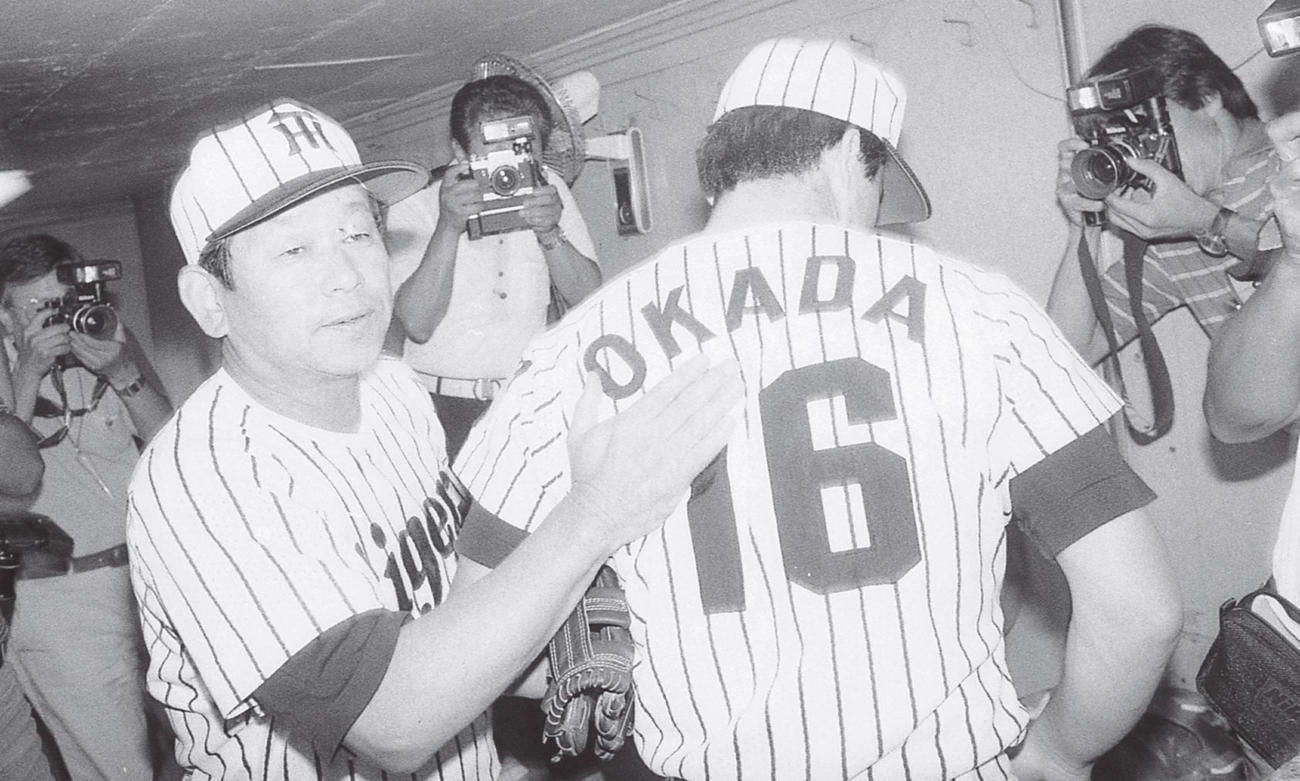 85年8月、試合後、ベンチで岡田をたたえる吉田監督