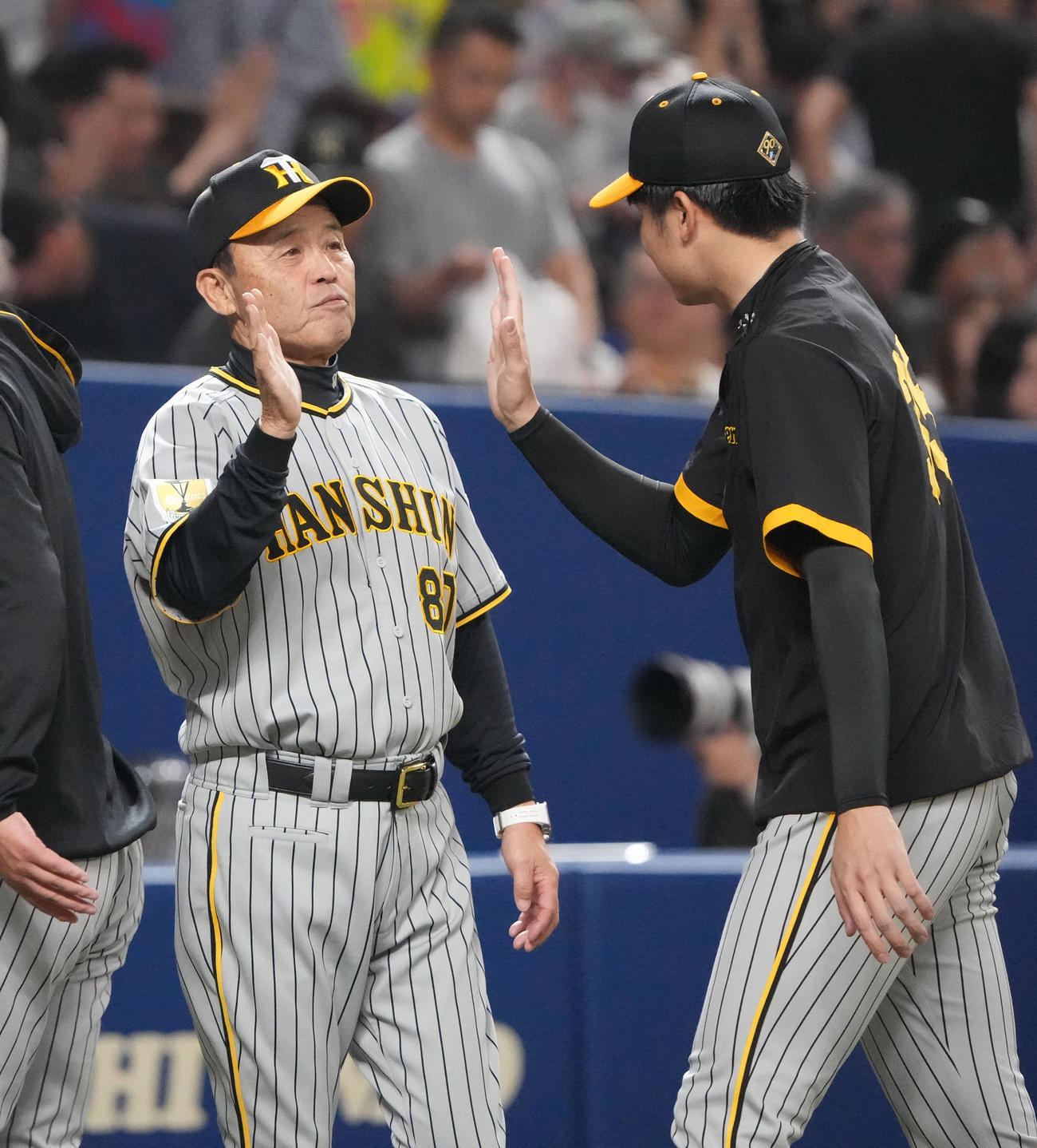 中日対阪神　試合終了、才木とタッチを交わす岡田監督（左）（撮影・森本幸一）