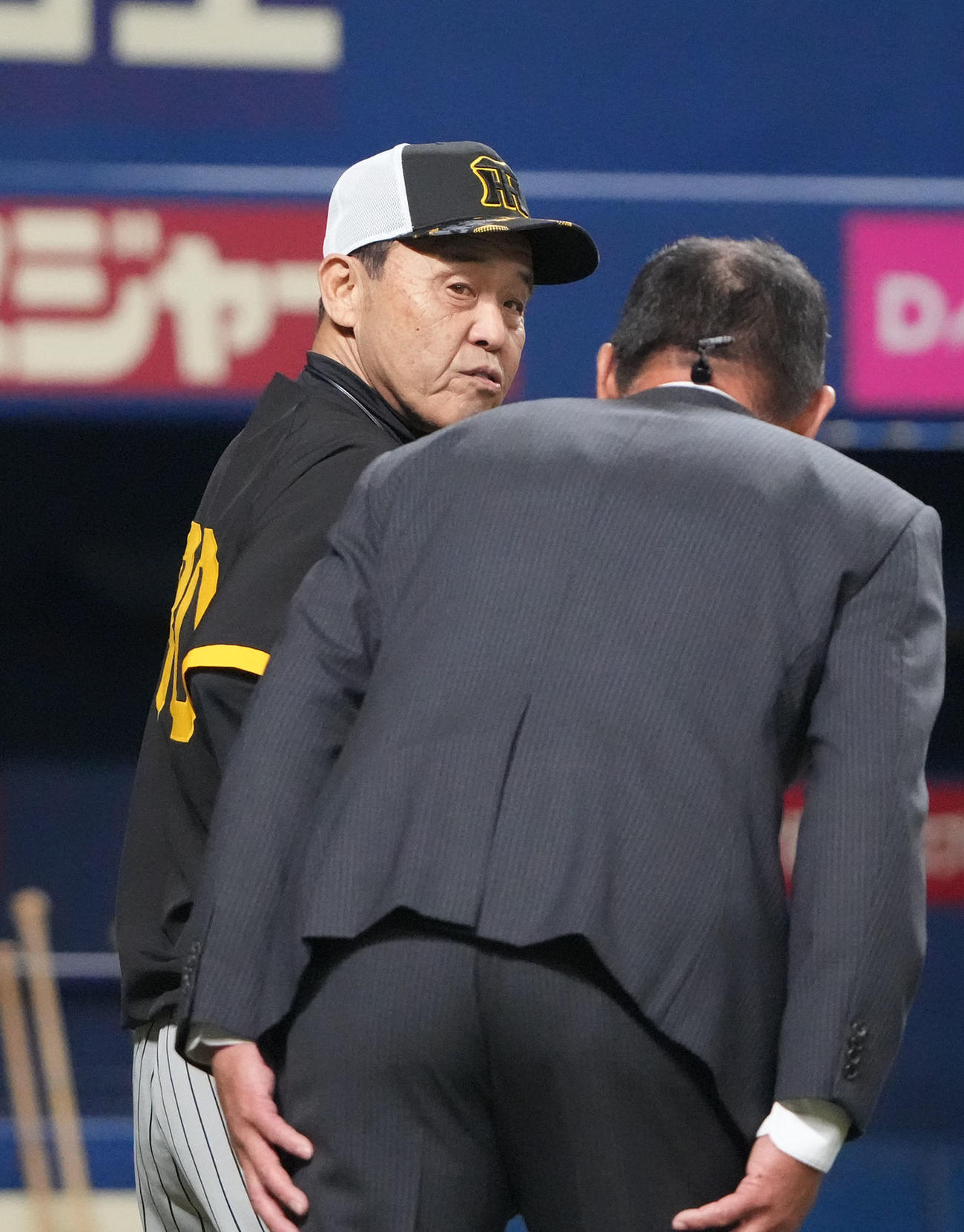 中日対阪神　試合前、福留氏とあいさつを交わす岡田監督（左）（撮影・森本幸一）
